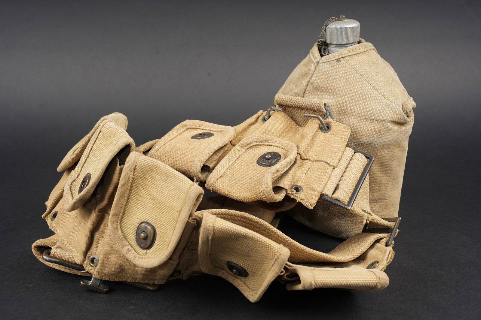 Equipement US WWI. WWI US Army equipment.: Ensemble d equipements US ww1. Compose d un ceinturon cartouchiere Springfield, fabricant LONG date janvier 1918 en bon etat, une pochette a pansement First Aid datee 1917 avec stencil du QMC et chiff