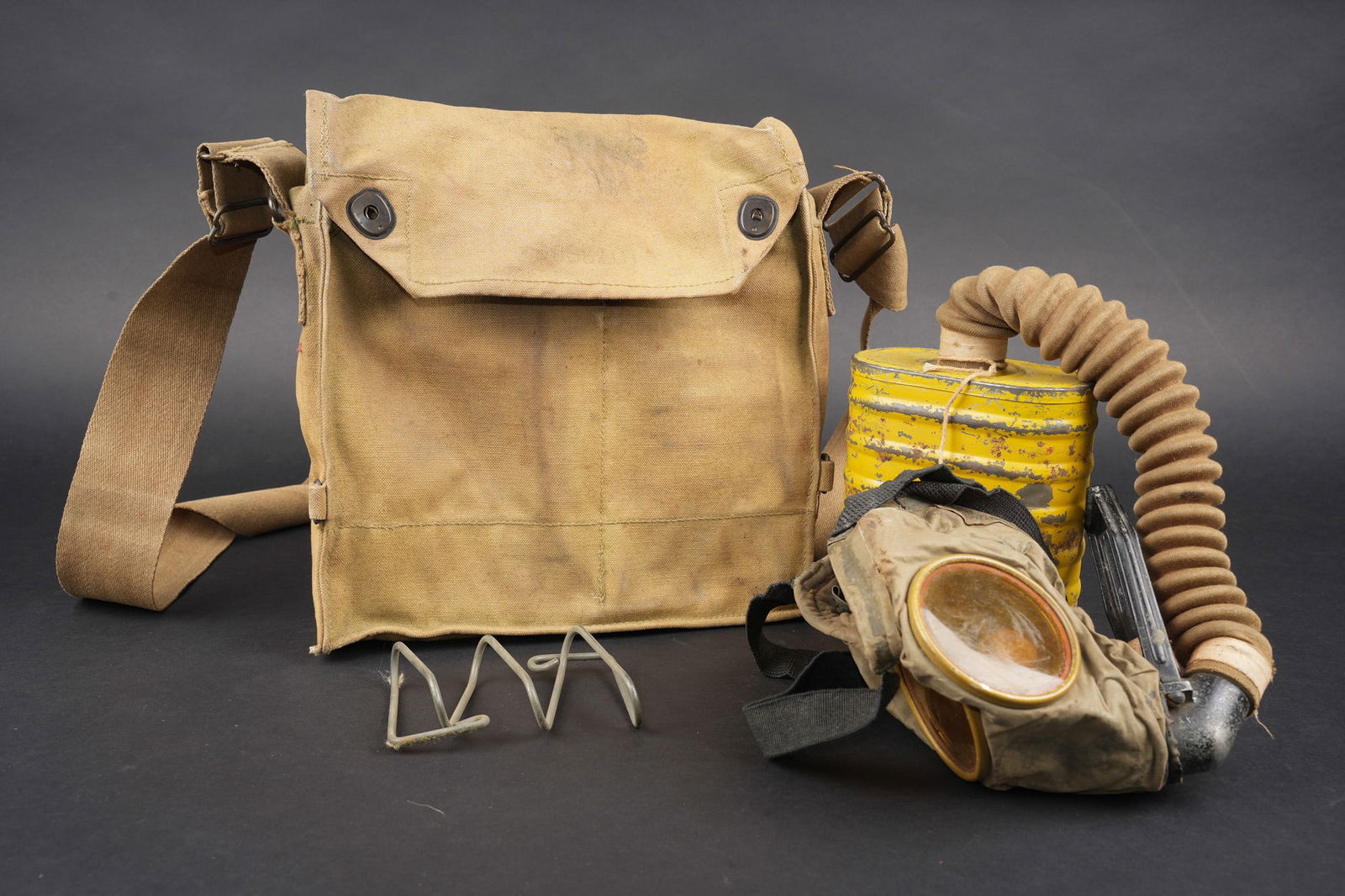 Masque anti-gaz US ww1. US Army WW1 gas mask.: Masque anti-gaz US ww1 . Masque anti-gaz de fabrication US avec son arceau de renfort, masque souple, optiques claires. Tube encore souple. Cartouche filtrante striee de couleur jaune en bon etat. Dan