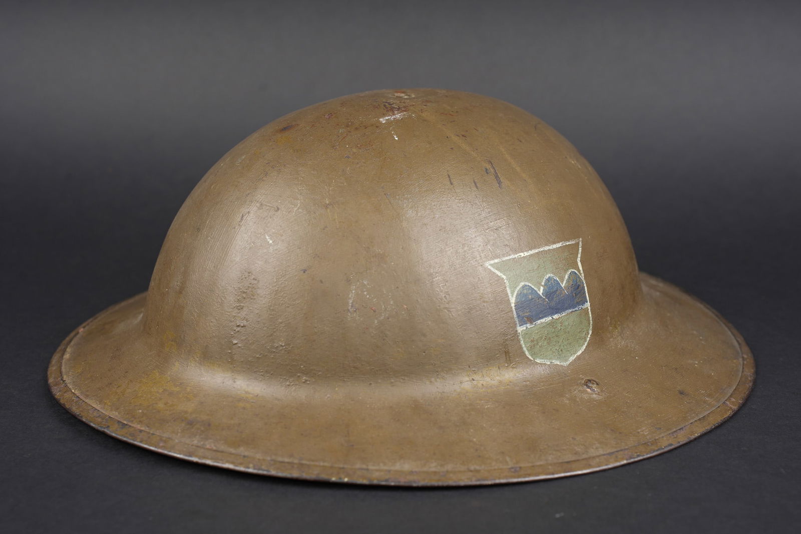 Casque americain d un soldat du 320th Infantry Regiment de la 80th Division. American helmet of a (1 of 13)