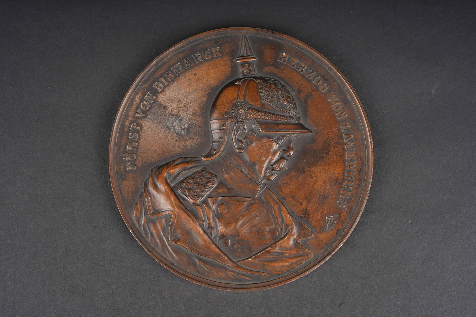 Grande medaille du Prince von Bismarck. Large medal of Otto von Bismarck: Grande medaille du Prince von Bismarck. Grande medaille de table en bronze ou cuivre patine, a l effigie de Bismarck, prince de Lauenburg. Diametre environ 11,6 cm pour pres de 515 grammes. Quelques c
