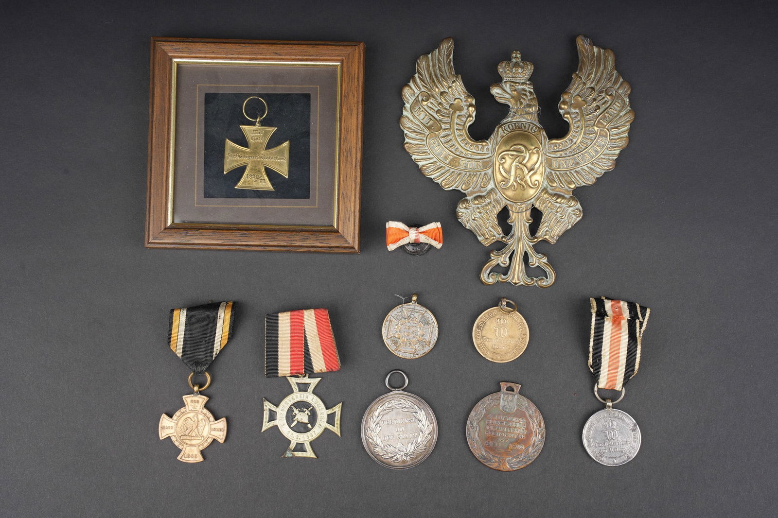 Plaques de casque a pointe. Pickelhaube helmet plates: Allemagne 1866-1871 lot plaque de casque a pointe et medailles. Aigle de casque a pointe modele 1867 ou 1871 du modele pour les vieux regiments et grenadiers, patine, manques. Une medaille de la guerr