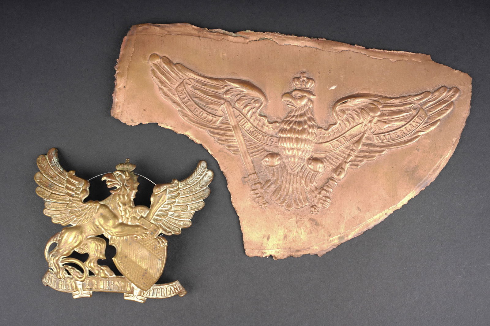 Plaques de casques a pointe Bade et Grenadier. Pickelhaube plates of Baden and Grenadier regiments: Plaques de casques a pointe Bade et Grenadier. Bonne plaque badoise M1895 en laiton, avec ses pontets soudes d origine. Patine. On joint une reproduction par galvanoplastie, brute de fonte, d une plaq