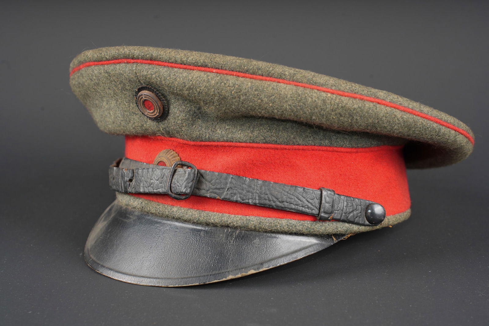 Casquette feldgrau de sous-officier superieur Badois. Baden senior NCO feldgrau cap: Casquette feldgrau de sous-officier superieur Badois. Belle Schirmmutze en drap feldgrau, fabrication de guerre, bandeau et passepoil rouges de l infanterie. Cocardes type officier dont Landkokarde ba