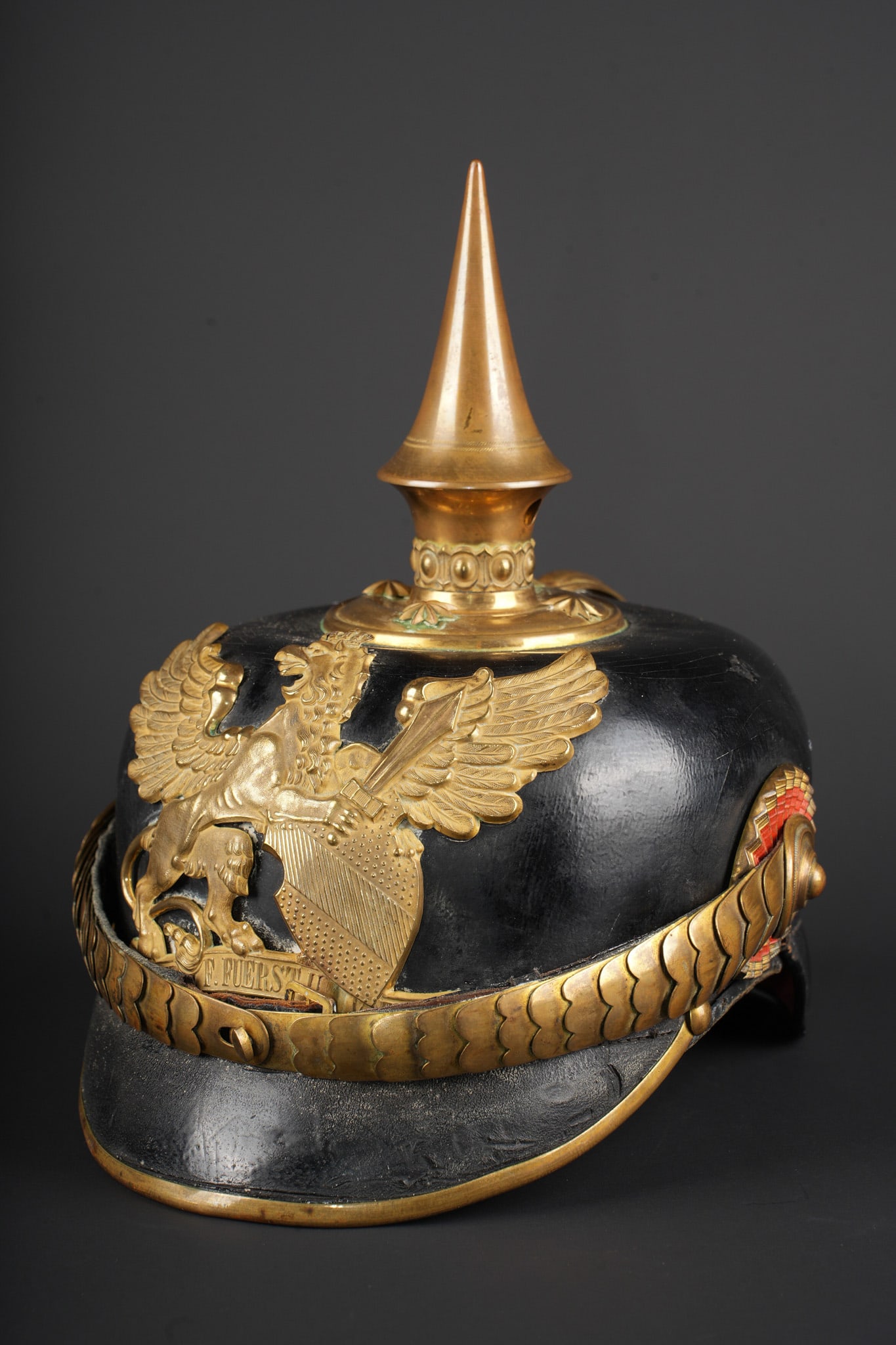 Casque du bataillon de Pionniers Nr 14 du grand-duche de Bade. Helmet of Pioneer Battalion Nr. 14 of: Casque du bataillon de Pionniers Nr 14 du grand-duche de Bade modele 1871-99 d’officier. Belle coiffure aux garnitures en laiton dore pour un officier de l’unique bataillon de pionniers badois. La
