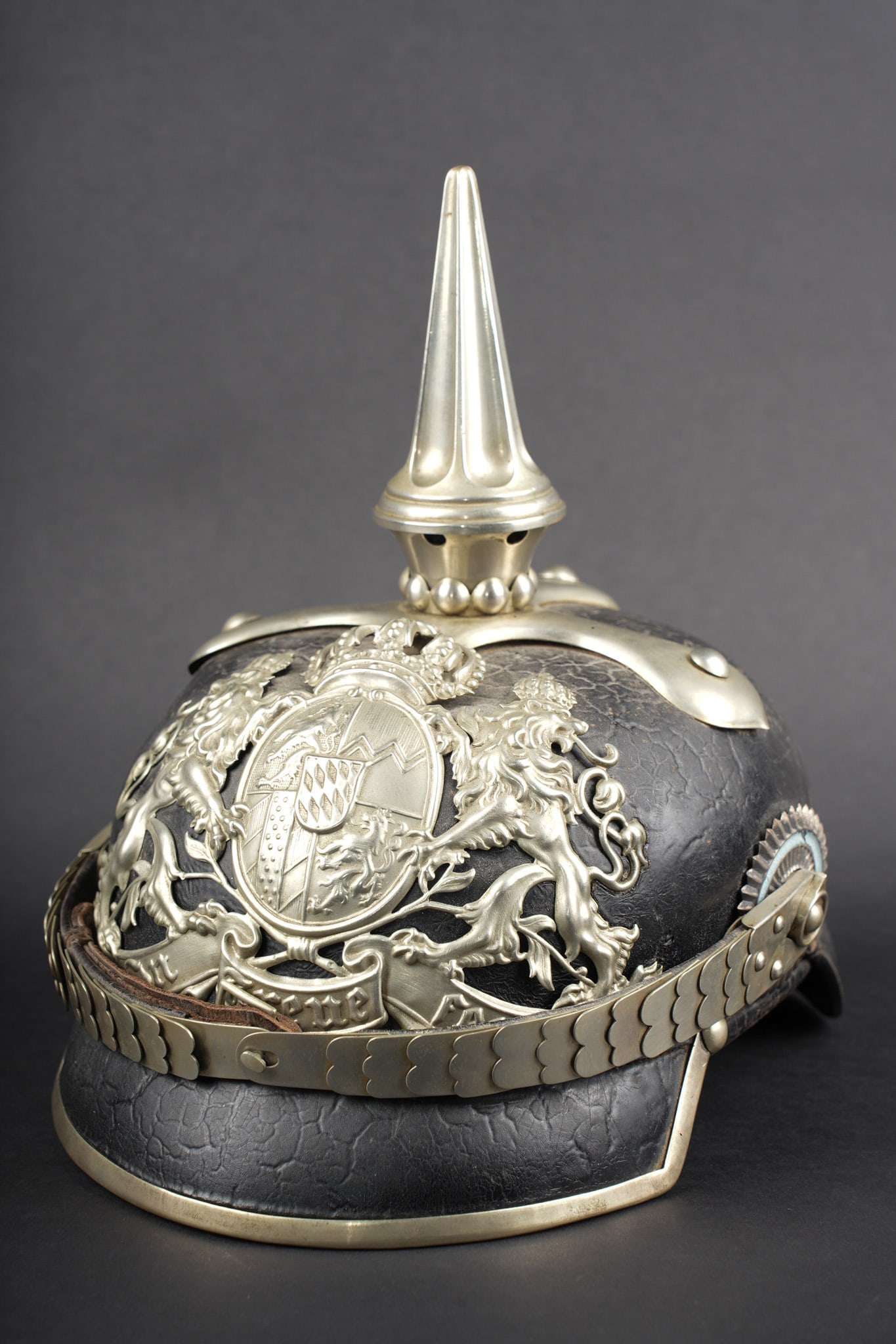Casque a pointe Bavarois M1886 Leib Regiment, Pionnier ou Eisenbahn. Bavarian pickelhaube M1886 of: Casque a pointe Bavarois M1886 Leib Regiment, Pionnier ou Eisenbahn. Casque en cuir noirci en bon etat. Toutes garnitures maillechort. Grande plaque aux armes de la Baviere, fixee par tiges filetees