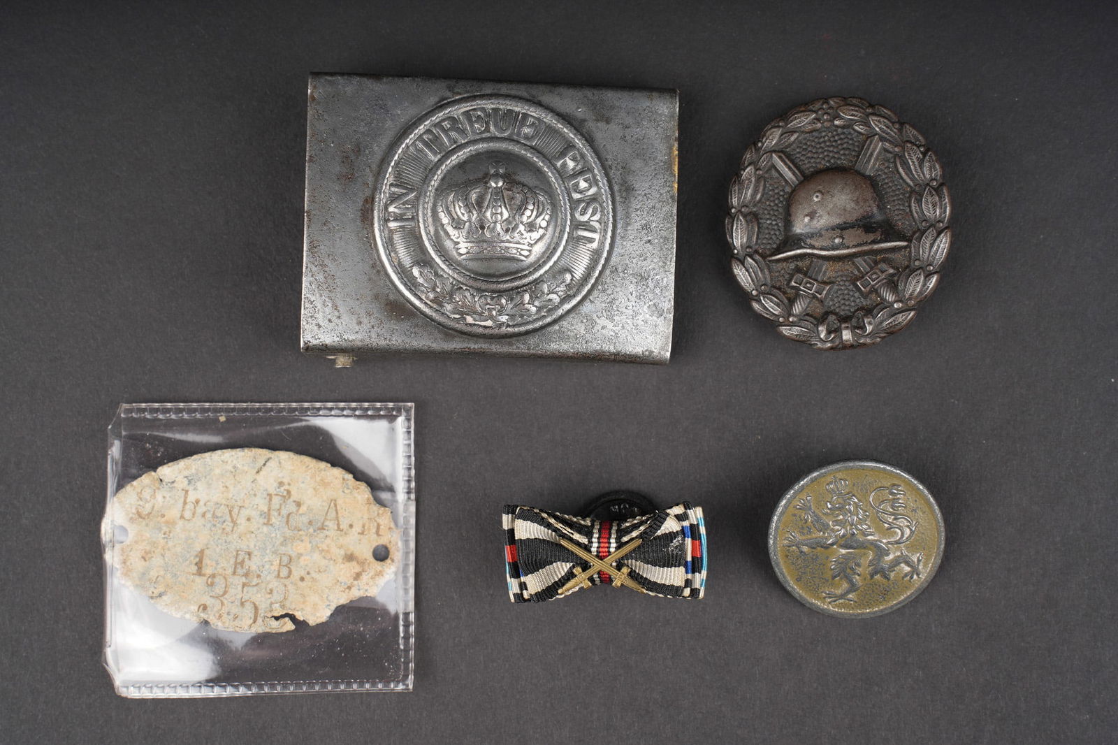 Lot bavarois boucle de ceinturon et insignes. Bavarian lot including belt buckle and insignia: Lot bavarois boucle de ceinturon et insignes. Une boucle de ceinturon M1915 en fer, une plaque d identite du terrain du 9 bay Feldartillerie Regiment, un bouton de col de grade de sous officier, un