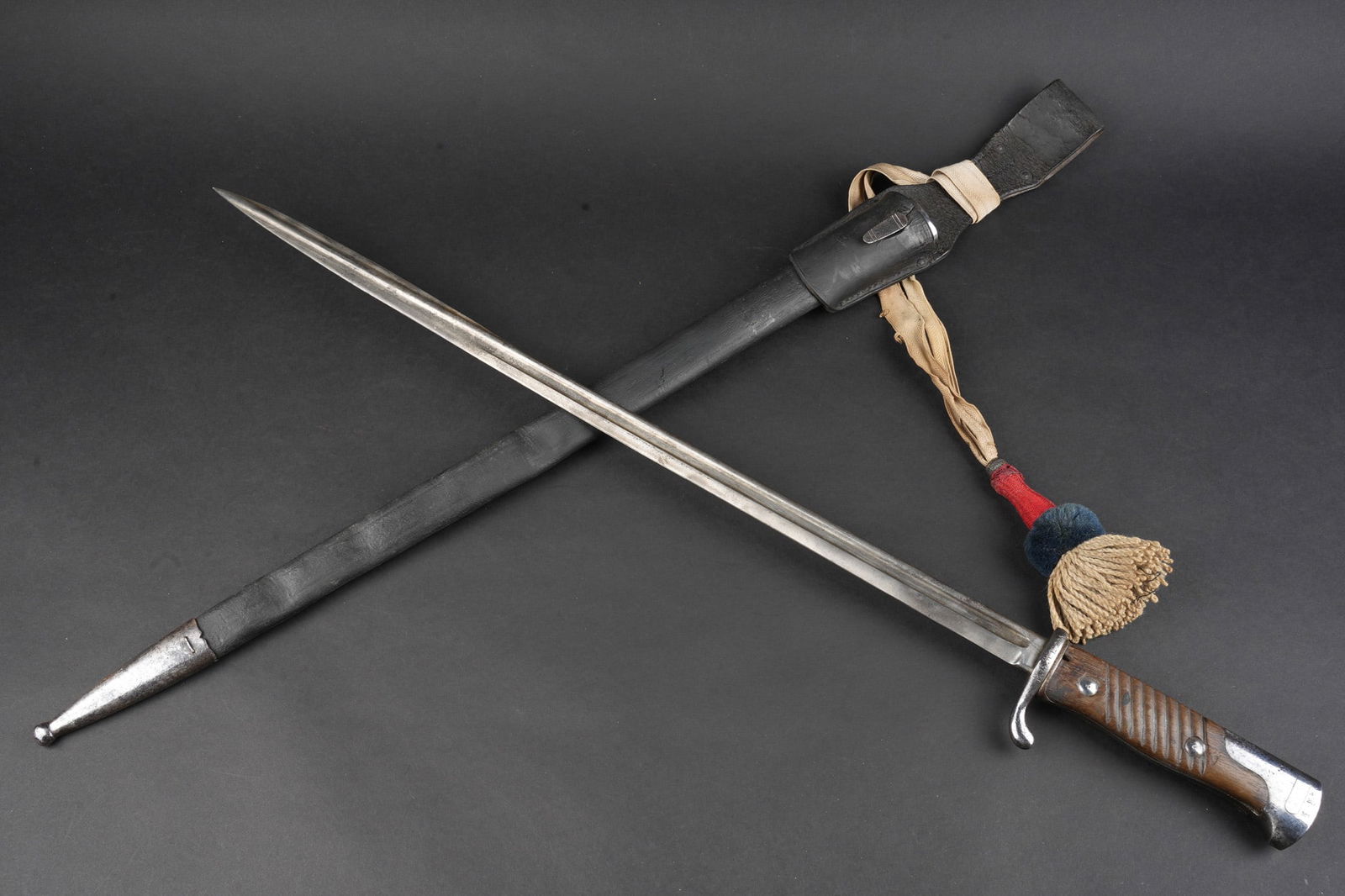 Baionnette S98 nA du Bayerisches RIR 15. S98 nA bayonet of Bavarian Reserve Infantry Regiment RIR 15: Baionnette S98 nA du Bayerisches RIR 15. Belle lame du fabricant Haenel de Suhl, datee 1908 avec poincons imperiaux. Plaquettes en bois striees. Bouton ressort fonctionnel. Marquage sur la croisiere a