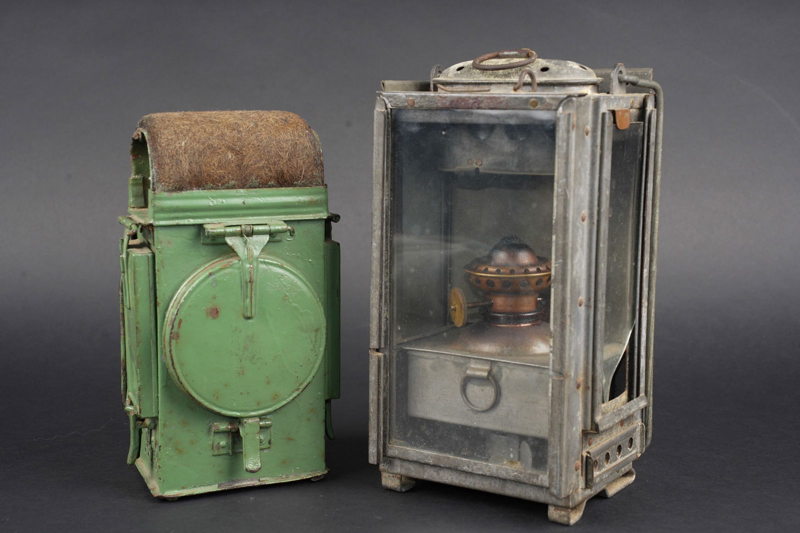 Lanternes allemandes. German lanterns: Lot de 2 lanternes allemandes. Une lanterne BING de Nurnberg, avec son bruleur. Un verre lateral casse, une seule plaque occultante presente. Une lanterne a clapets, fonctionnels, verre frontal casse,