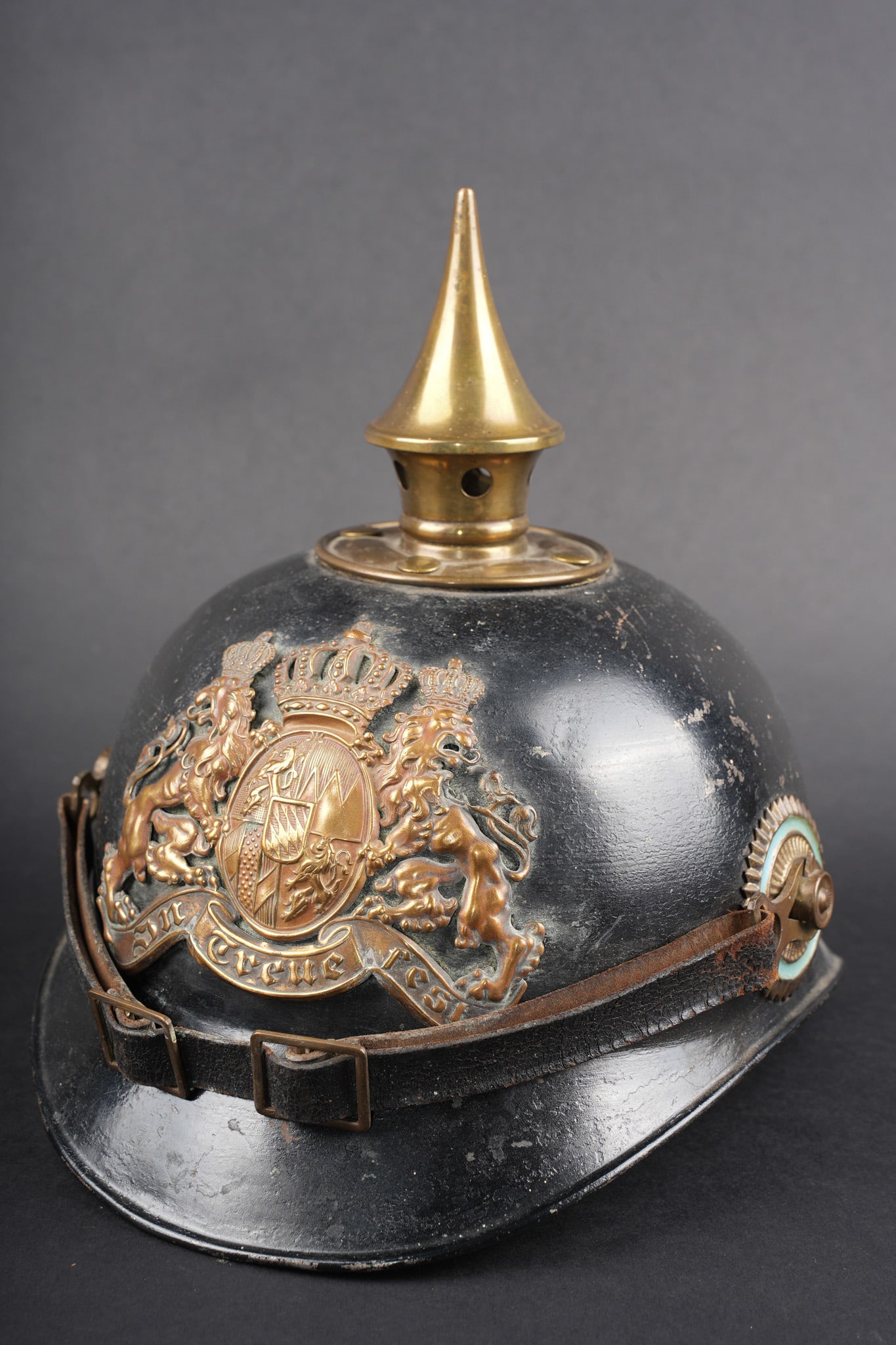 Casque a pointe ersatz tole Bing bavarois. Bavarian Bing sheet-metal ersatz pickelhaube: Casque a pointe ersatz tole Bing bavarois. Coque en tole, repeinte en noir posterieurement. Toutes garnitures laiton. Plaque bavaroise M1896, gros pontets soudes d origine, un mobile sur sa soudure.