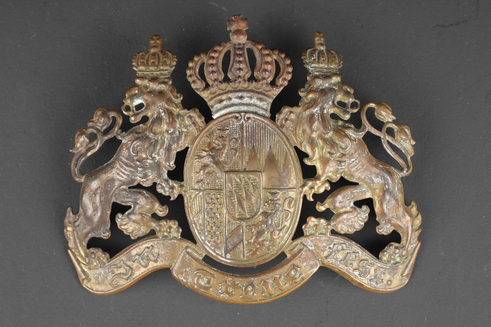 Plaque de casque a pointe ersatz bavarois. Bavarian ersatz pickelhaube plate: Plaque de casque a pointe ersatz bavarois. Plaque bavaroise troupe en laiton, aux armes du Royaume. Fixation par attaches parisiennes a pattes repliables, soudees d origine. Typique des casques