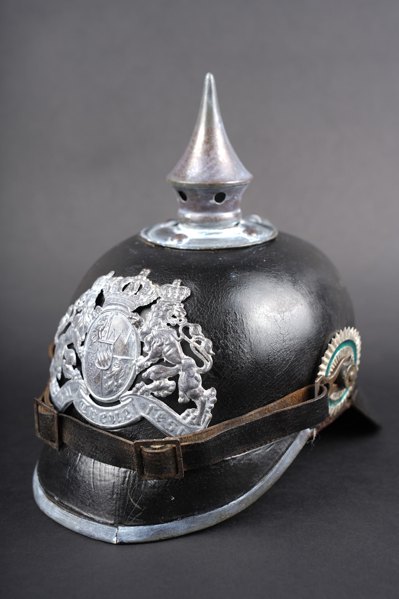 Casque a pointe M1915 Bavarois du 14JR. Bavarian M1915 pickelhaube of Infantry Regiment 14 (JR 14): Casque a pointe M1915 Bavarois du 14JR. Bombe non repercee, bien marquee a froid sur la nuquiere 14.J.R. Toutes garnitures fer peintes en gris, voile blanchatre d un produit d entretien. Plaque aux