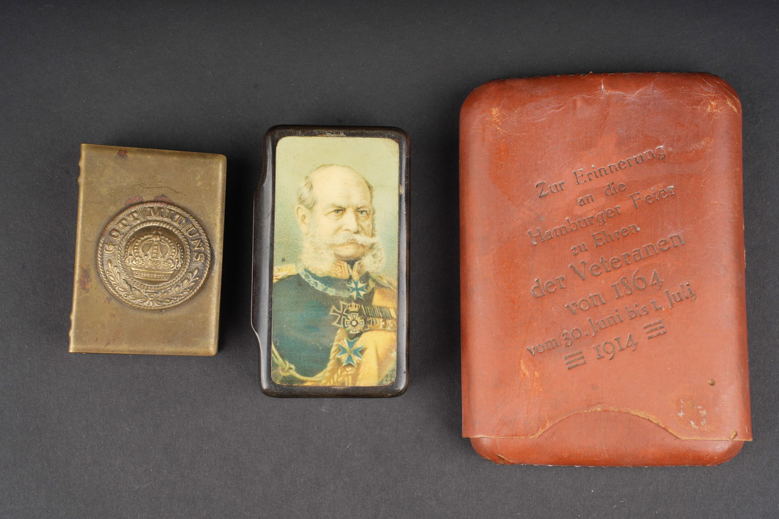Lot tabac allemands 1914. Lot of German tobacco items, 1914: Lot tabac allemands 1914. Un etui a cigares offert en juin-juillet 1914 pendant les fetes de Hambourg en l honneur des veterans de 1864. Une boite de tabac a priser a l effigie du Kaiser Wilhelm I et