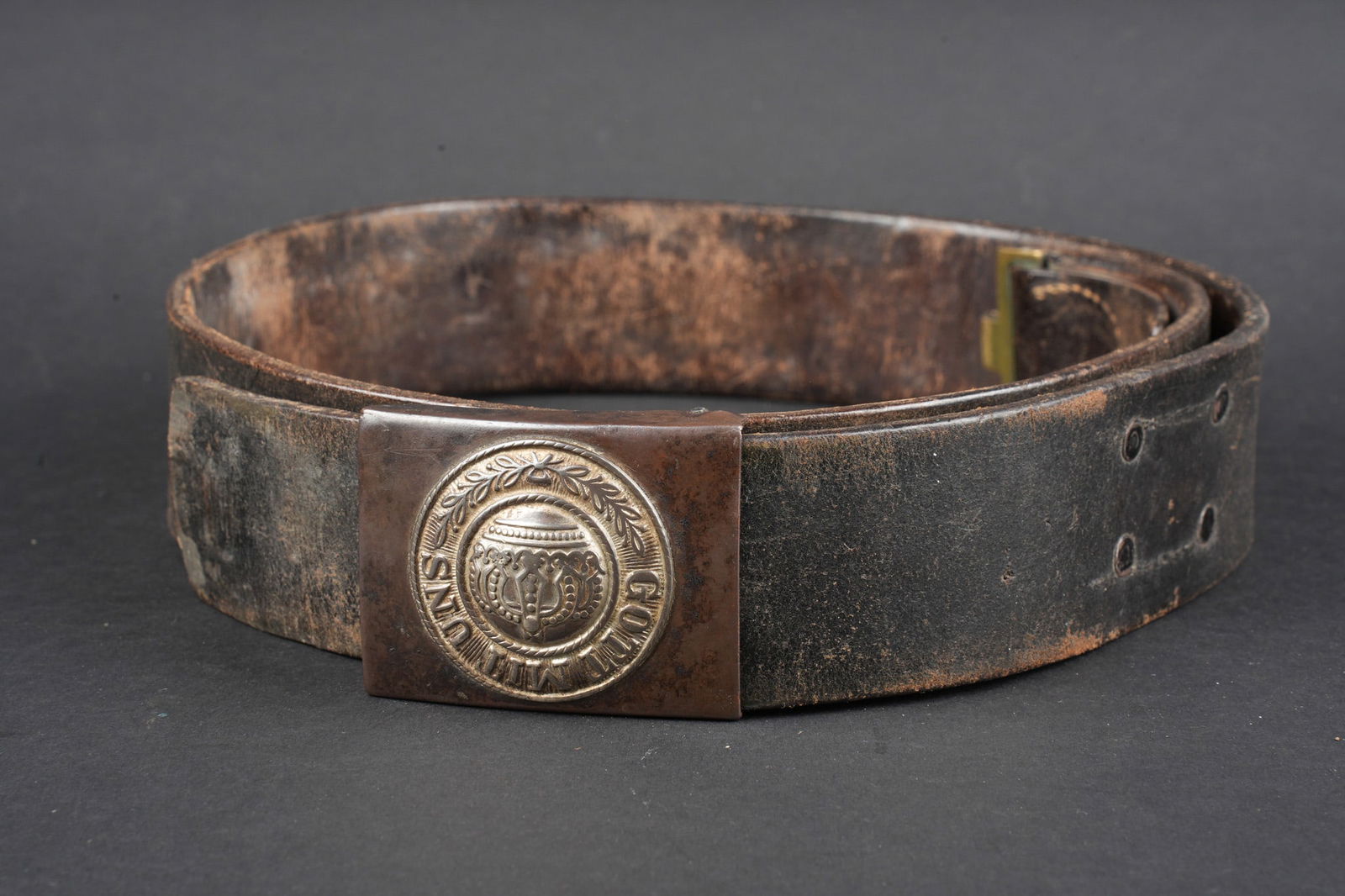 Ceinturon M1895 du JR74 de Hanovre. M1895 belt of Hanoverian Infantry Regiment 74 (JR 74): Ceinturon M1895 du JR74 de Hanovre. Boucle prussienne M1895 laiton, macaron central soude d origine, usure et patine. Cuir de ceinturon avec crochet laiton, longueur environ 94 cm, bien marque au