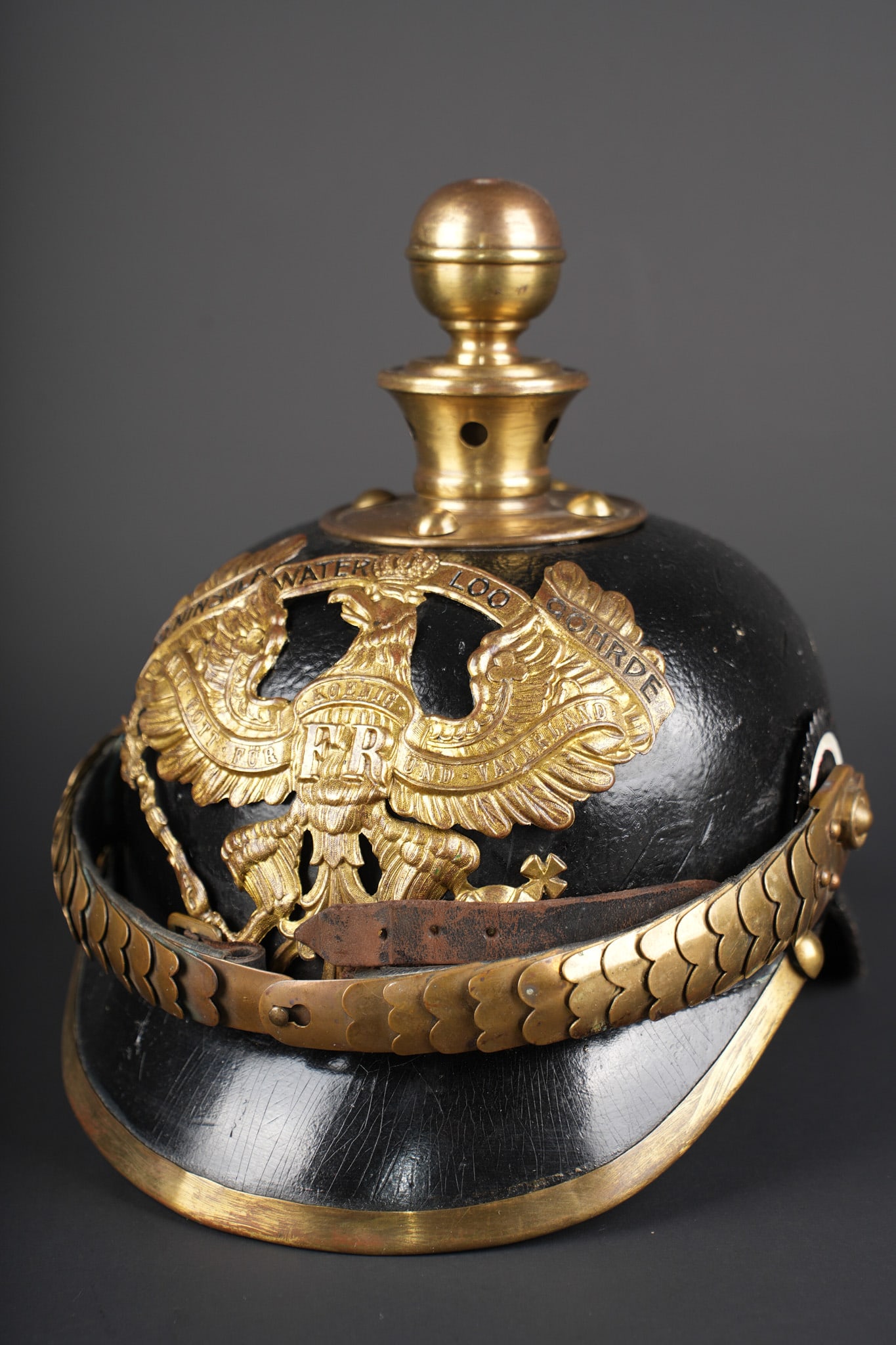 Casque a boule M1895 Peninsula Waterloo Gohrde du Feld Artillerie Regiment Nr 10 de Hanovre. M1895: Casque a boule M1895 Peninsula Waterloo Gohrde du Feld Artillerie Regiment Nr 10 de Hanovre. Peu courant casque, non reperce. Plaque monobloc a l aigle allemand avec banderoles PENINSULA WATERLOO