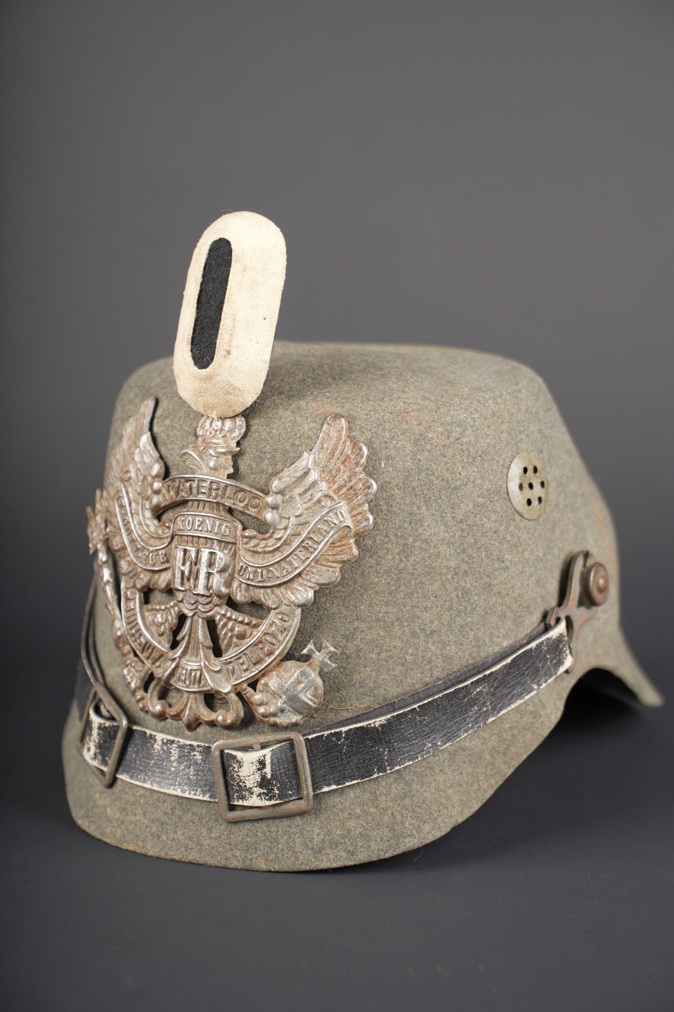 Rare Tschako en feutre du JB10 de Hanovre. Rare felt tschako of Hanoverian Jager Battalion 10 (JB: Peu courant Tschako en feutre du JB10 de Hanovre. Tschako en feutre feldgrau ,forme prussienne. Aerateurs laiton peints en gris, tourillons en laiton. Plaque specifique au 10e bataillon de chasseurs