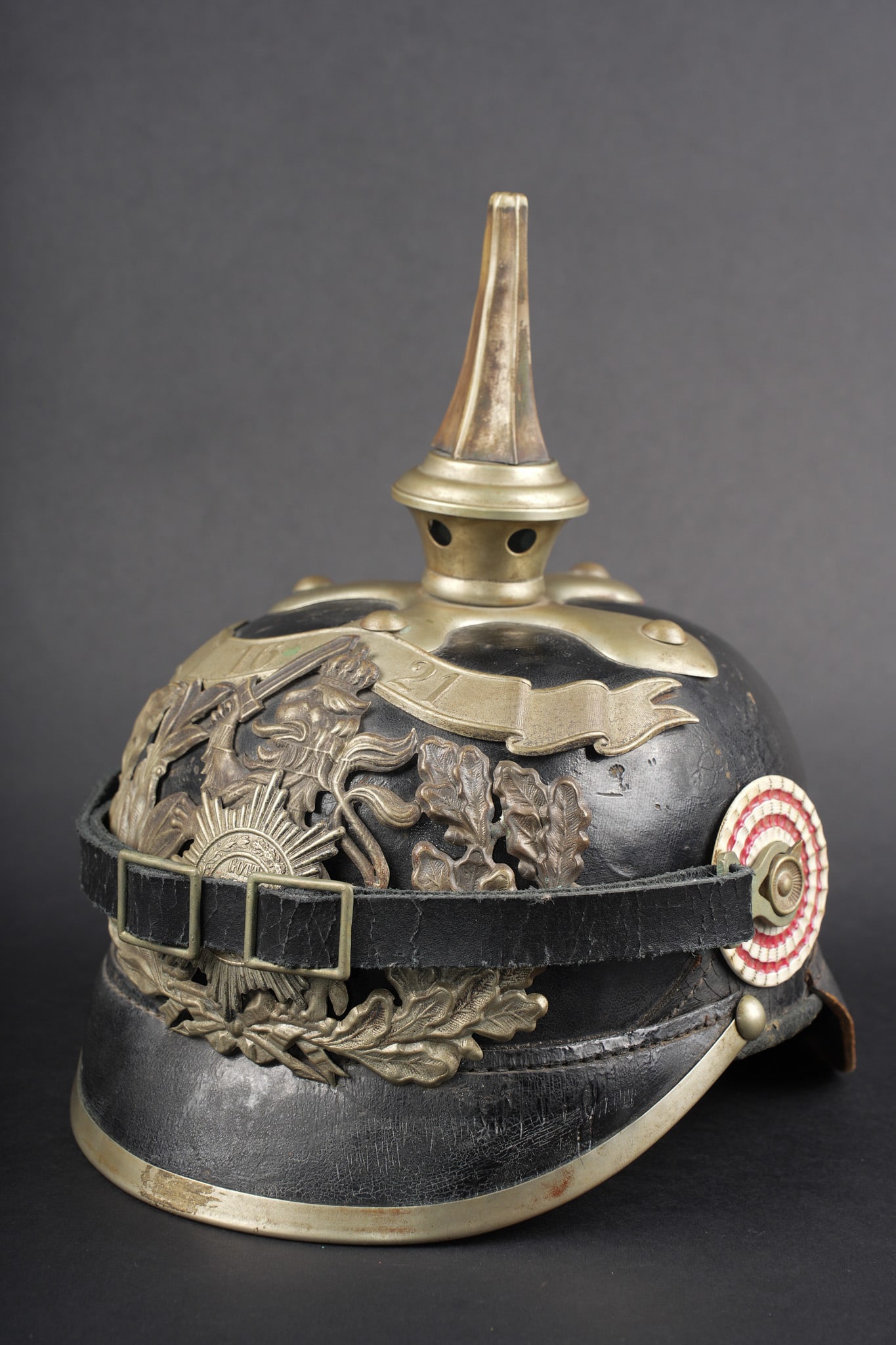 Casque a pointe du Leibgarde Infanterie Regiment Nr 115 hessois. Pickelhaube of Hessian Leibgarde: Casque a pointe du Leibgarde Infanterie Regiment Nr 115 hessois. Casque du LGR115, le regiment de la Garde de Hesse, type RBAXVIII, l equivalent du modele 1915 pour ce regiment. Bombe en cuir noirci,