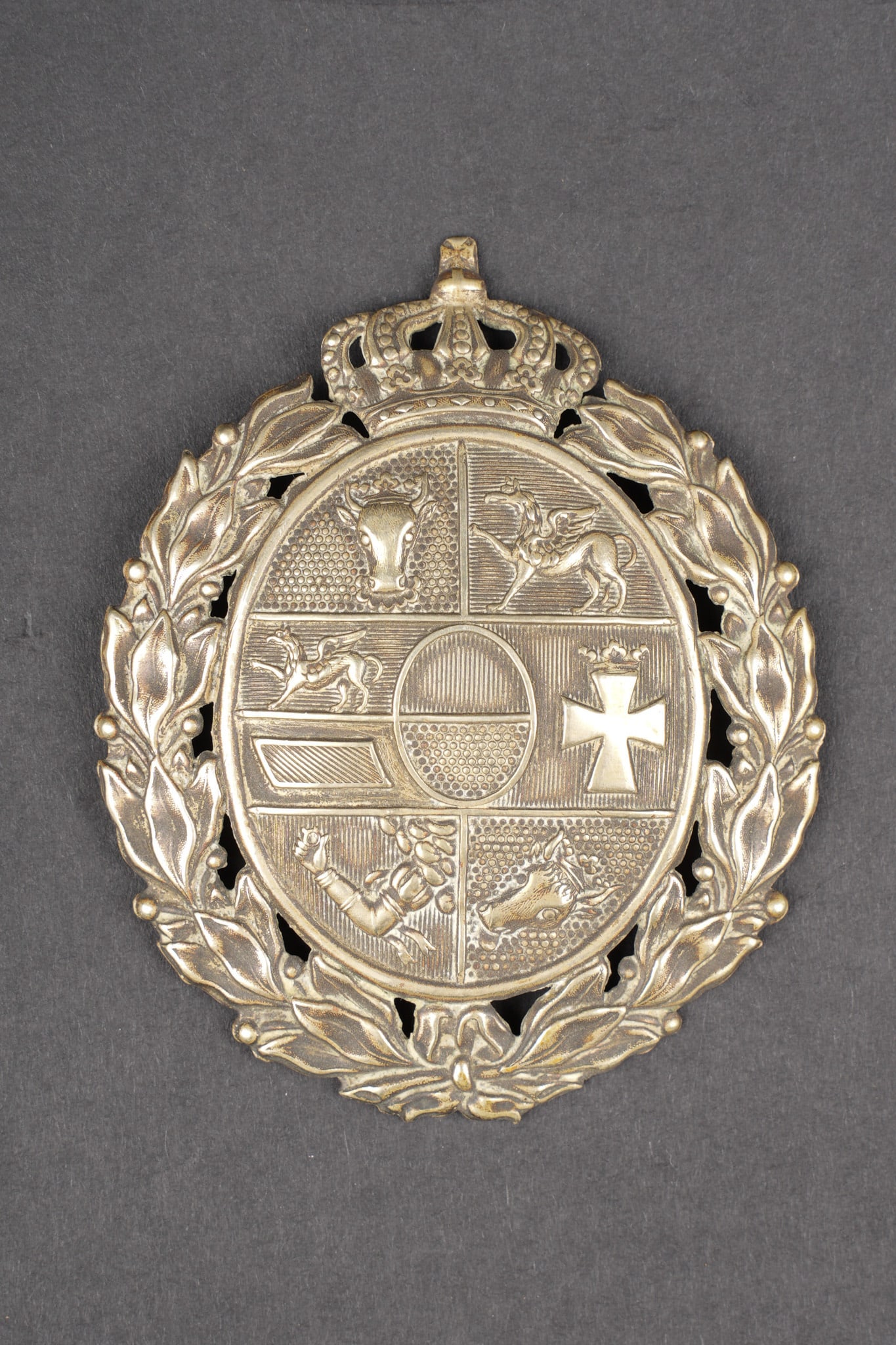 Centre de plaque de casque a pointe du Mecklenburg-Schwerin. Center plate from a: Centre de plaque de casque a pointe du Mecklenburg-Schwerin. Centre en maillechort estampe et ajoure aux armes du Mecklenburg-Schwerin. Une tige filetee de fixation presente, soudee d origine, l autre