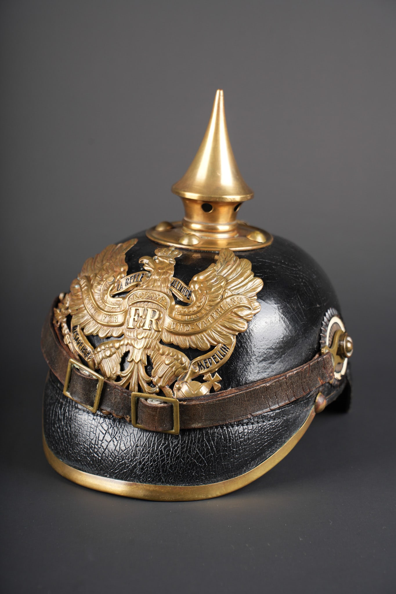 Casque a pointe M1895 du JR88 de Nassau.M1895 pickelhaube of Nassau Infantry Regiment 88 (JR 88): Casque a pointe M1895 du JR88 de Nassau. Bombe en cuir noirci en bel etat. Les marquage de la nuquiere ne sont pas lisibles. Petits manques rebouches ou non autour des oeillets de plaque. Toutes garni