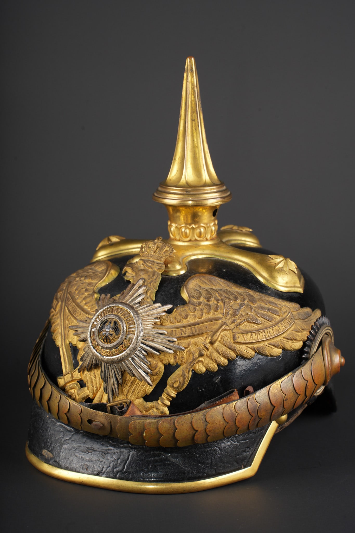 Casque de general prussien. Prussian general’s helmet: Casque de general prussien - modele 1871-99. La bombe de cette coiffure a subi une petite restauration sur l’arriere gauche qui reste assez bien realisee de maniere a ne pas nuire a l’esthetique g