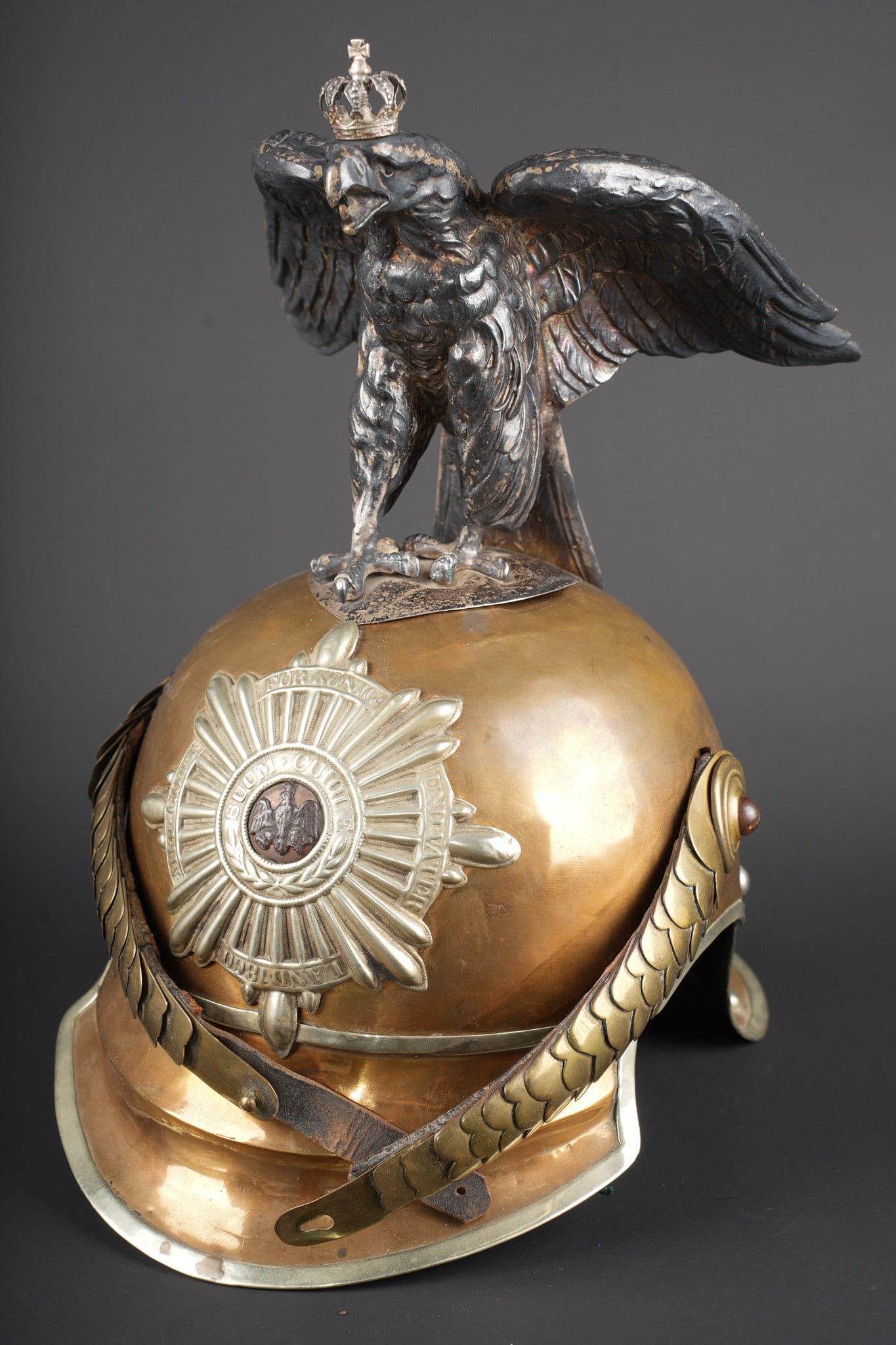 Casque de Cuirassier de la Garde prussienne. Prussian Guard Cuirassier Helmet: Casque de Cuirassier de la Garde prussienne modele 1867 de troupe (Garde Kurassier Regiment / GKR). Casque realise en tombac avec sa visiere spécifique dite a escalier et sa longue nuquiere dite en q