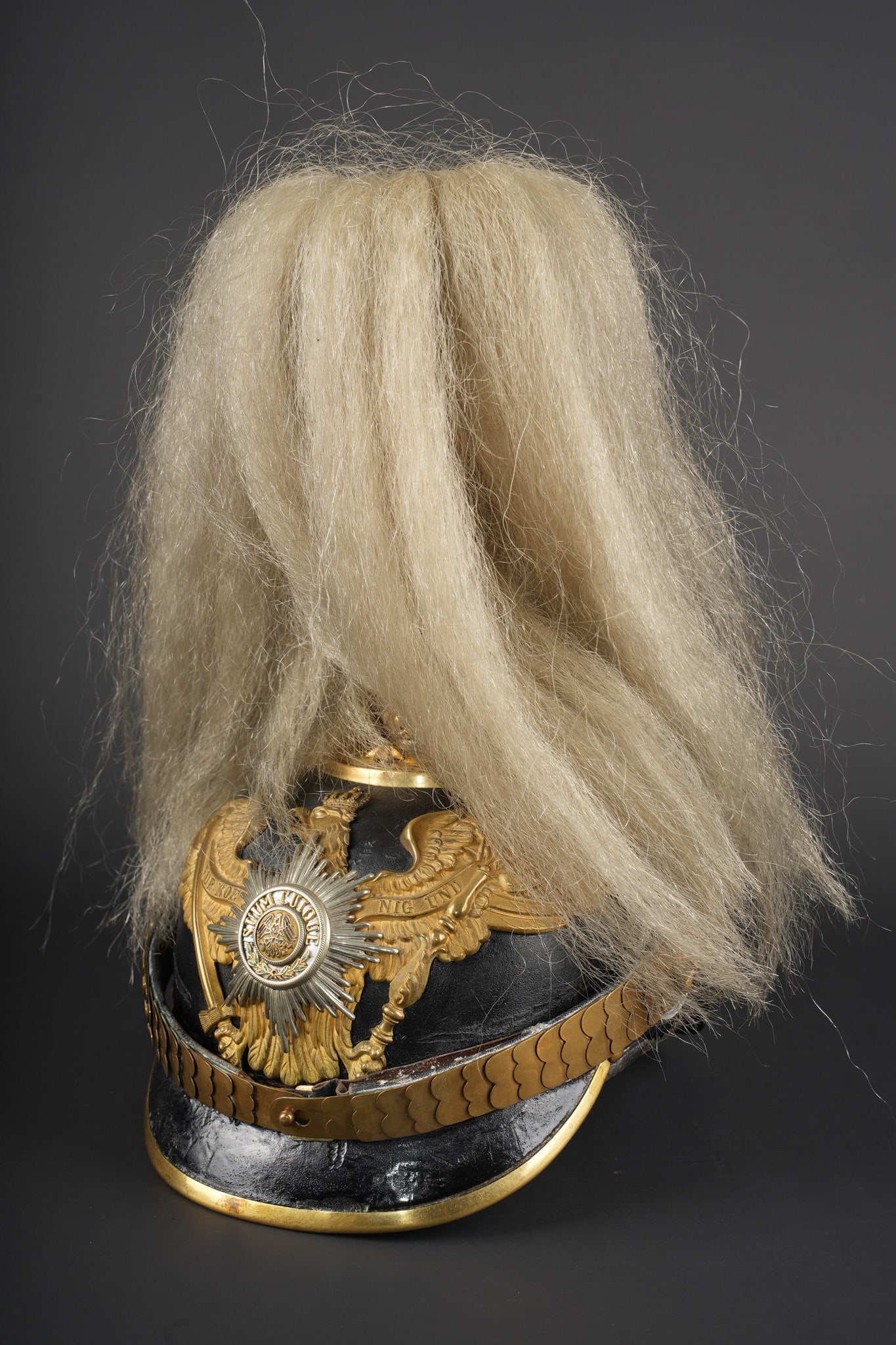 Casque prussien de l’un des regiments d’infanterie de la Garde a pied. Prussian helmet of one of: Casque prussien de l’un des regiments d’infanterie de la Garde a pied n° 2 a 4 ou de l’un des regiments de grenadiers de la Garde n°1 a 5 - modele 1871-99 d’officier. Belle bombe, non reperc