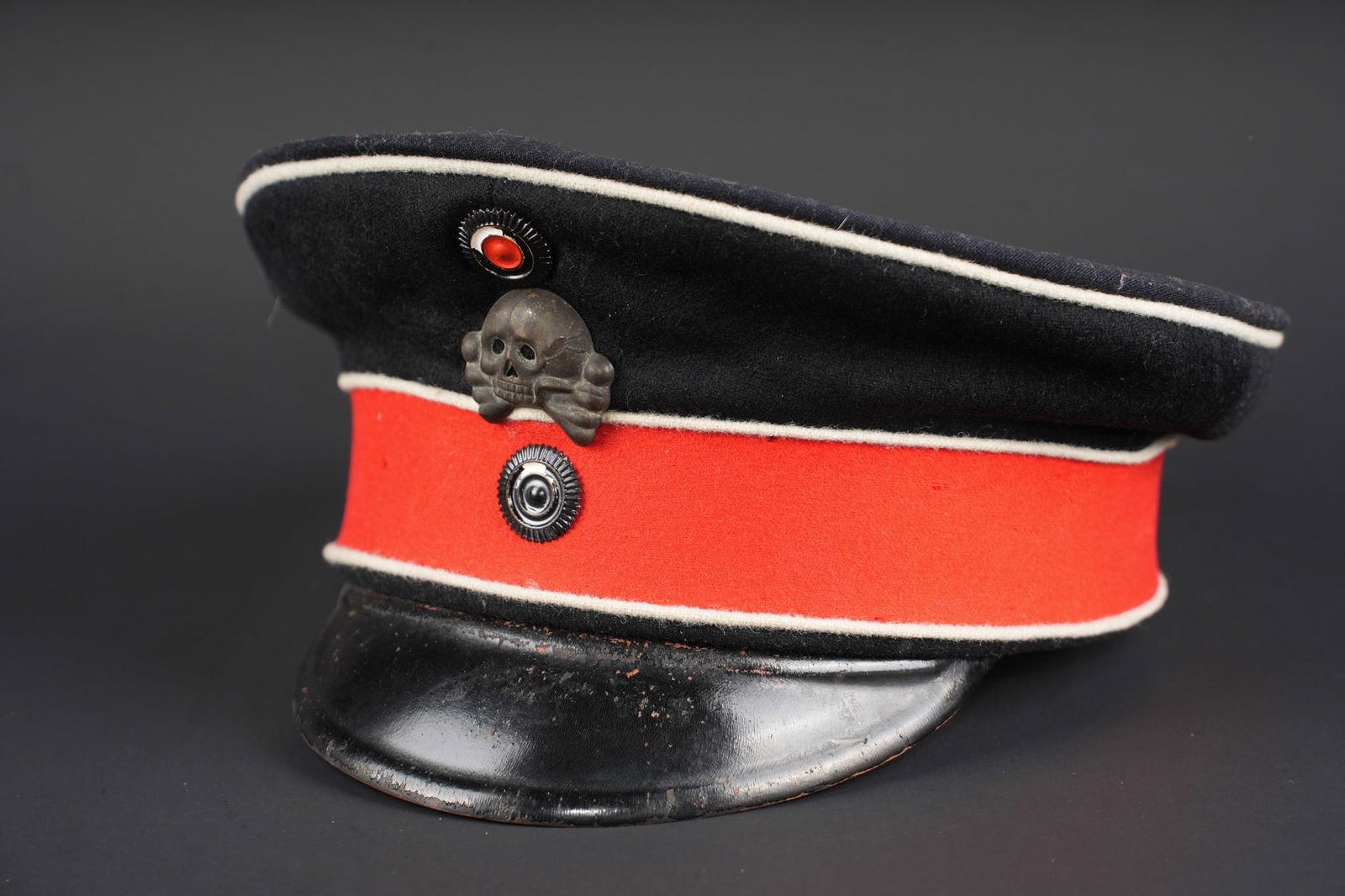 Casquette troupe du Leib Husaren Regiment Nr 1. Enlisted cap of Leib-Husaren-Regiment Nr. 1: Casquette troupe du Leib Husaren Regiment Nr 1 .Schirmmutze en drap noir, bandeau ecarlate et passepoils blancs. Cocardes type troupe ou sous officier, a pattes repliables, de meme que la Totenkopf de