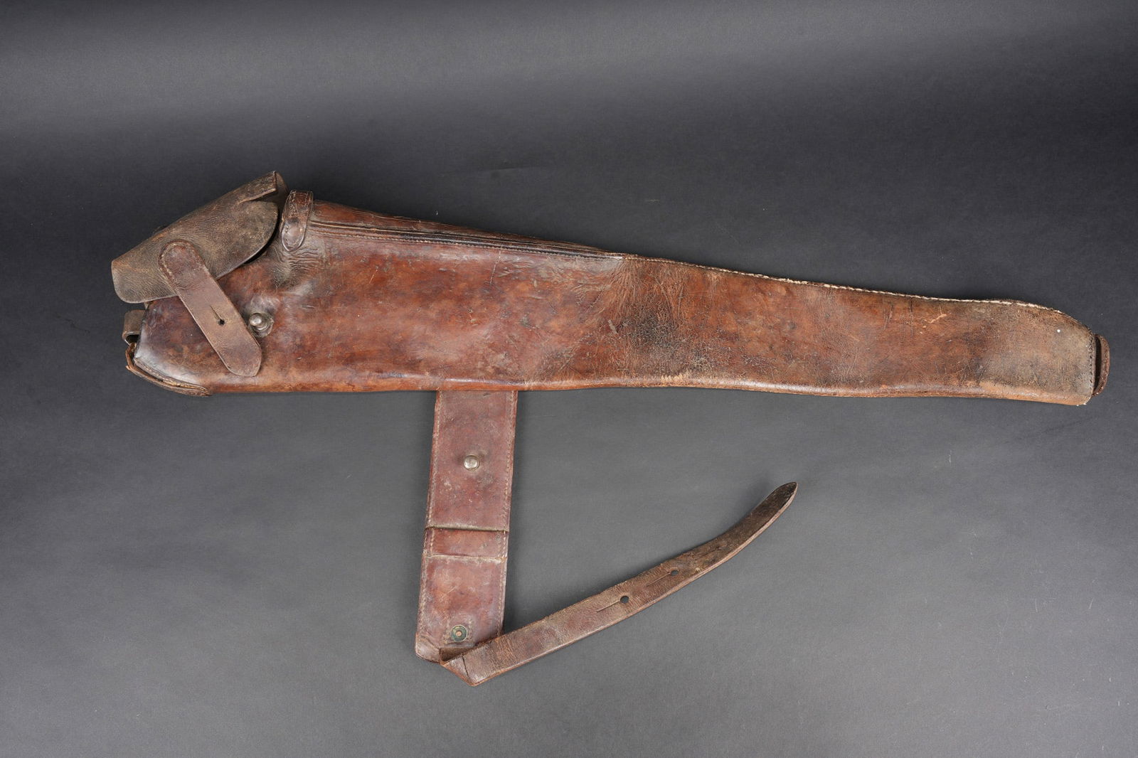 Etui pour carabine de cavalerie allemand. German cavalry carbine bucket: Etui pour carabine de cavalerie allemand. Etui en cuir marron avec rabat et patte de fixation a la selle. Modele allemand initialement destine a l export mais dont les stocks ont ete utilises pour equ