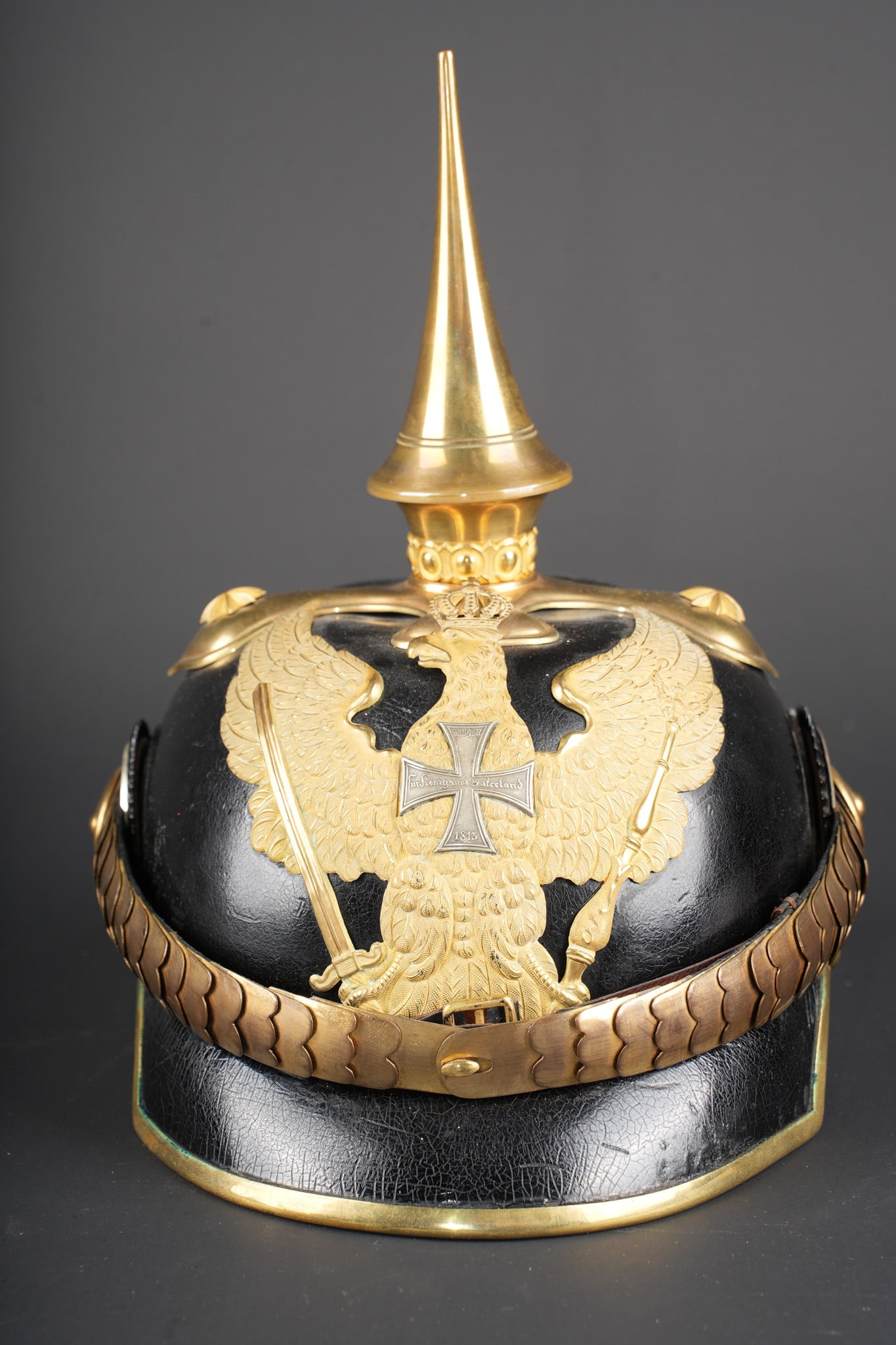 Casque prussien des regiments de dragons de reserve. Prussian helmet of the reserve dragoon: Casque prussien des regiments de dragons de reserve 7, 8, 11, 13 ou 14 - modele 1871-99 d’officier. Tres belle bombe, visiere et nuquiere sans aucun dommage. L’interieur est egalement en tres bon