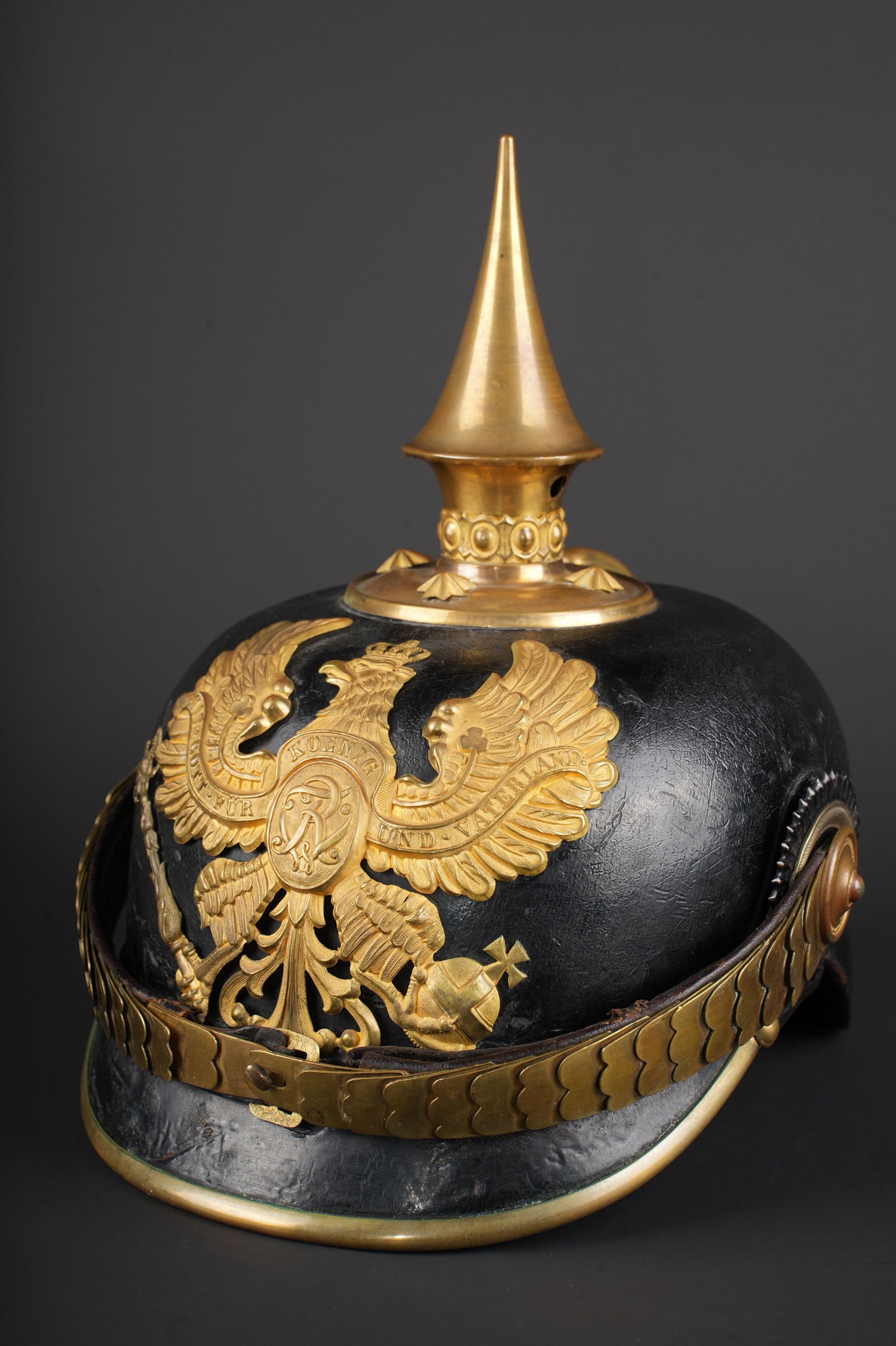 Casque d’un regiment d’infanterie prussien. Helmet of a Prussian infantry regiment: Casque d’un regiment d’infanterie prussien - modele 1871-99 d’officier. La plaque dite « des vieux regiments » et la forme tres basse de la bombe identifient une coiffure portee dans les annee