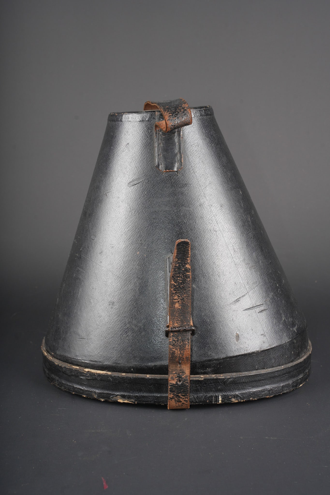 Boite de transport pour casque a pointe d’officier. Transport case for an officer’s pickelhaube: Boite de transport pour casque a pointe d’officier. Boite en cuir noir avec l’interieur double d’une fin tissu soyeux de couleur claire. Les traces de cirage noir visibles sur la doublure attest