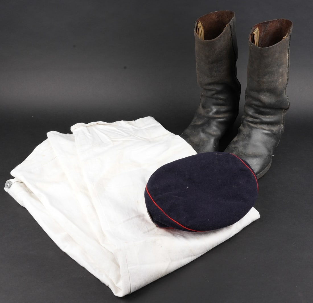 Mutze prussienne, calecon du BA II et paire de bottes. Prussian Mutze, BA II undergarment and pair: Mutze prussienne et calecon du BA II. Mutze coloree d avant guerre, en drap bleu fonce a bandeau et passepoil rouges. Bon etat, 4 ou 5 petits trous de mites, legere usure sur le dessus. Doublure en co