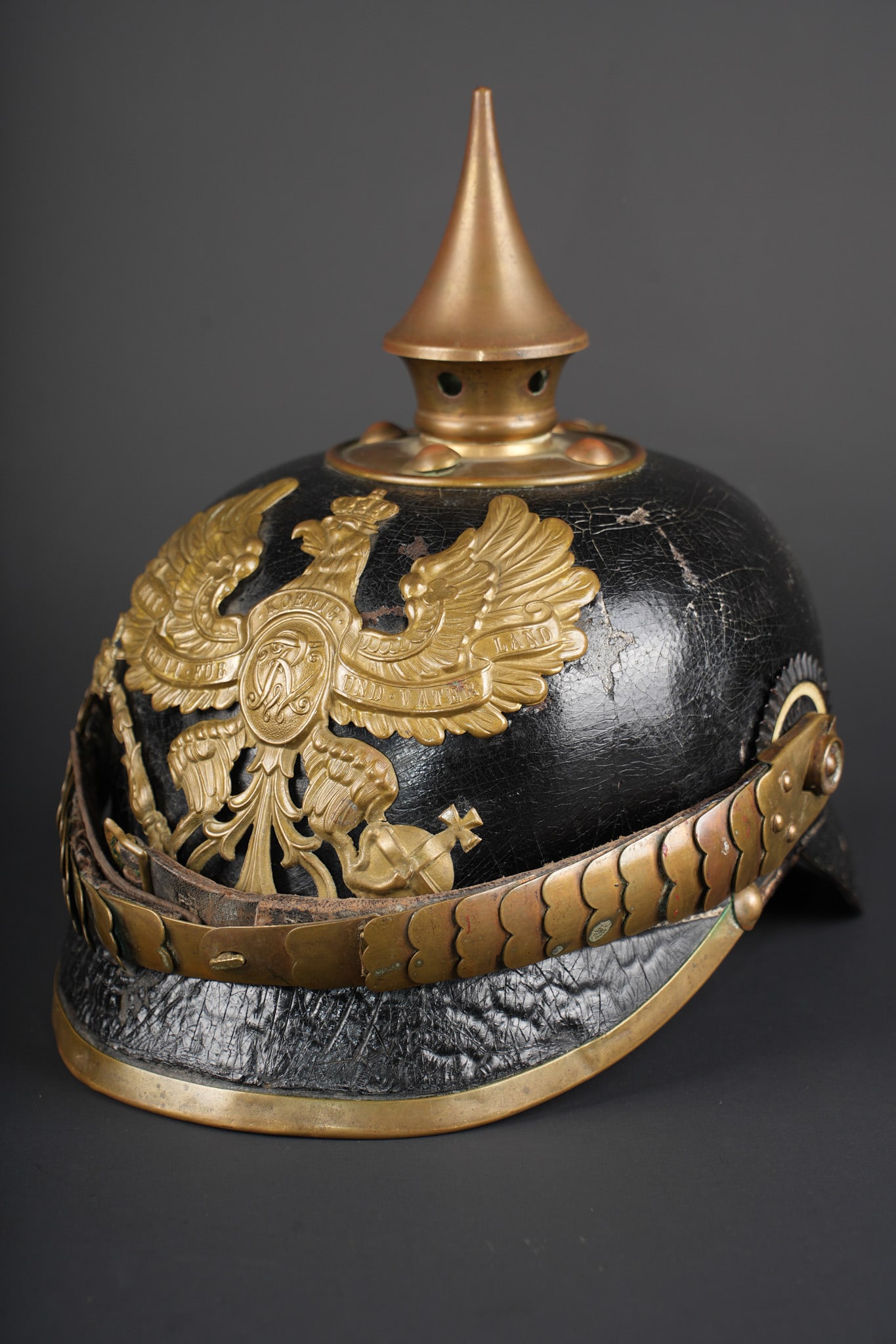 Casque a pointe M1895 troupe du Grenadier Regiment Nr 5. M1895 enlisted pickelhaube of Grenadier: Casque a pointe M1895 troupe du Grenadier Regiment Nr 5. Belle bombe non repercee. Toutes garnitures laiton. Plaque des vieux regiments avec monogramme, telle que portee par le GR5 jusqu en 1913 et pr
