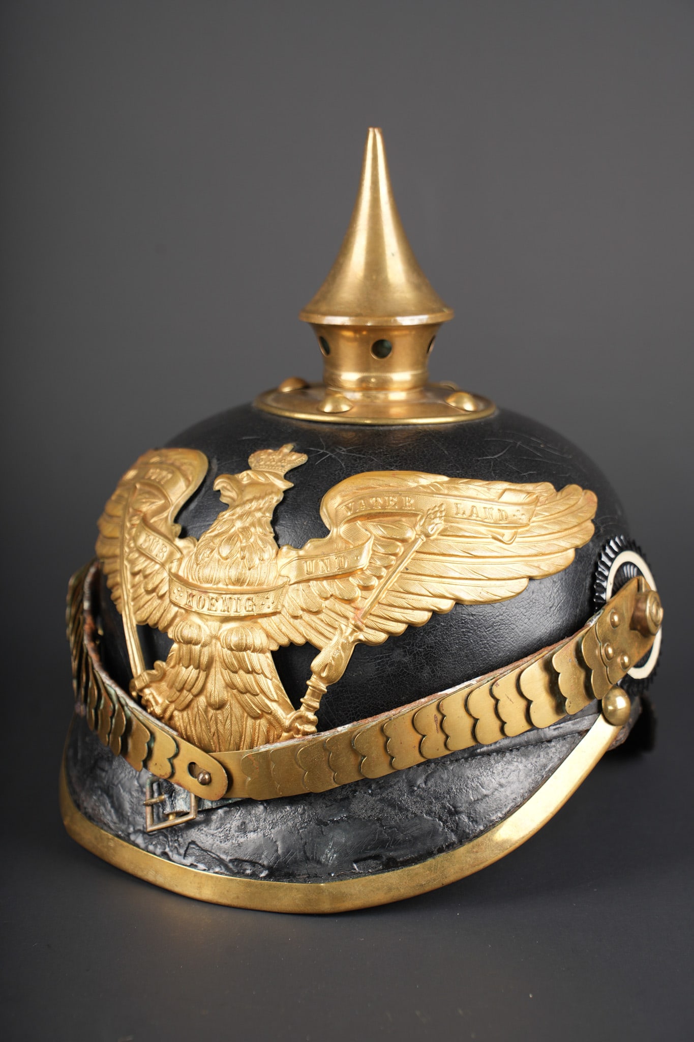 Casque a pointe M1895 du IIIe Bataillon du Leib Grenadier Regiment Nr 8. M1895 pickelhaube of the: Casque a pointe M1895 du IIIe Bataillon du Leib Grenadier Regiment Nr 8. Casque specifique au 3e bataillon du 8e regiment de Grenadiers, avec motif de cor de chasse sur les tourillons. Belle bombe en