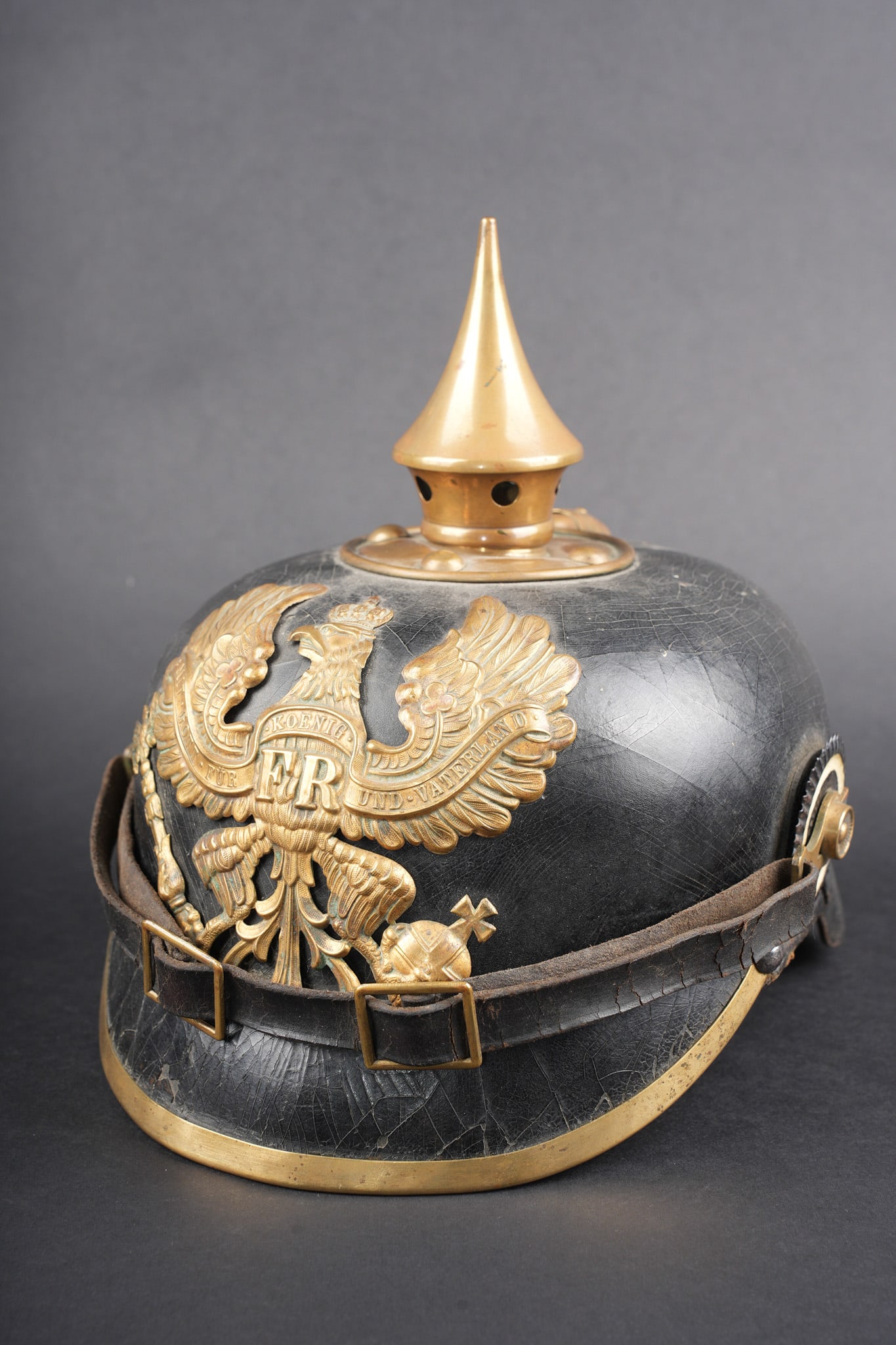 Casque a pointe M1895 du RJR60 de Haguenau. M1895 pickelhaube of Reserve Infantry Regiment RJR 60,: Casque a pointe M1895 du RJR60 de Haguenau. Bombe en cuir noirci, non repercee, marquage fabricant, receptionnee sur la nuquiere au RJR60, le Reserve Infanterie Regiment Nr 60, en 1907. Toutes garnitu