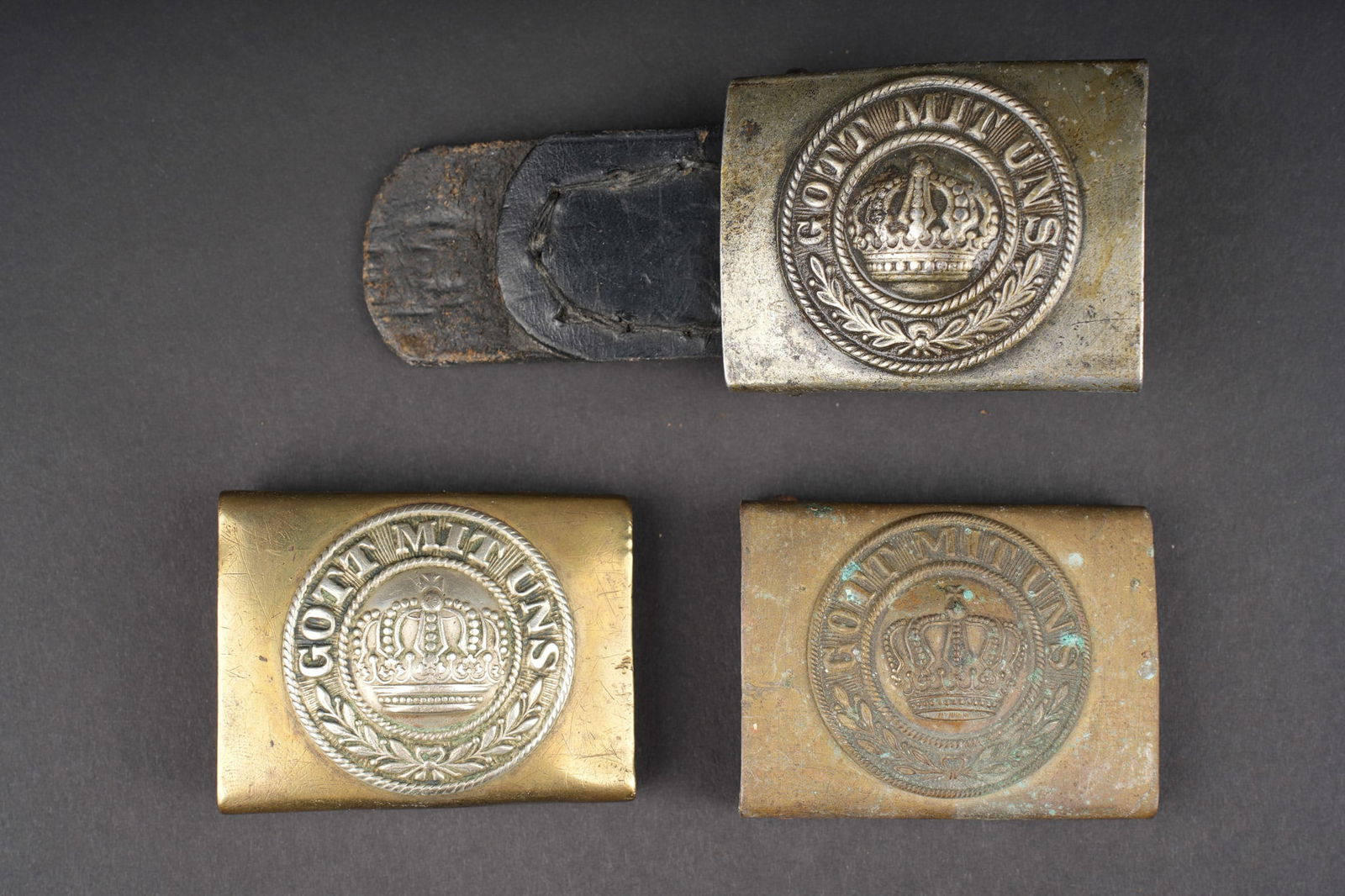 Lot de 3 boucles de ceinturon prussiennes. Lot of three Prussian belt buckles (1 of 2)