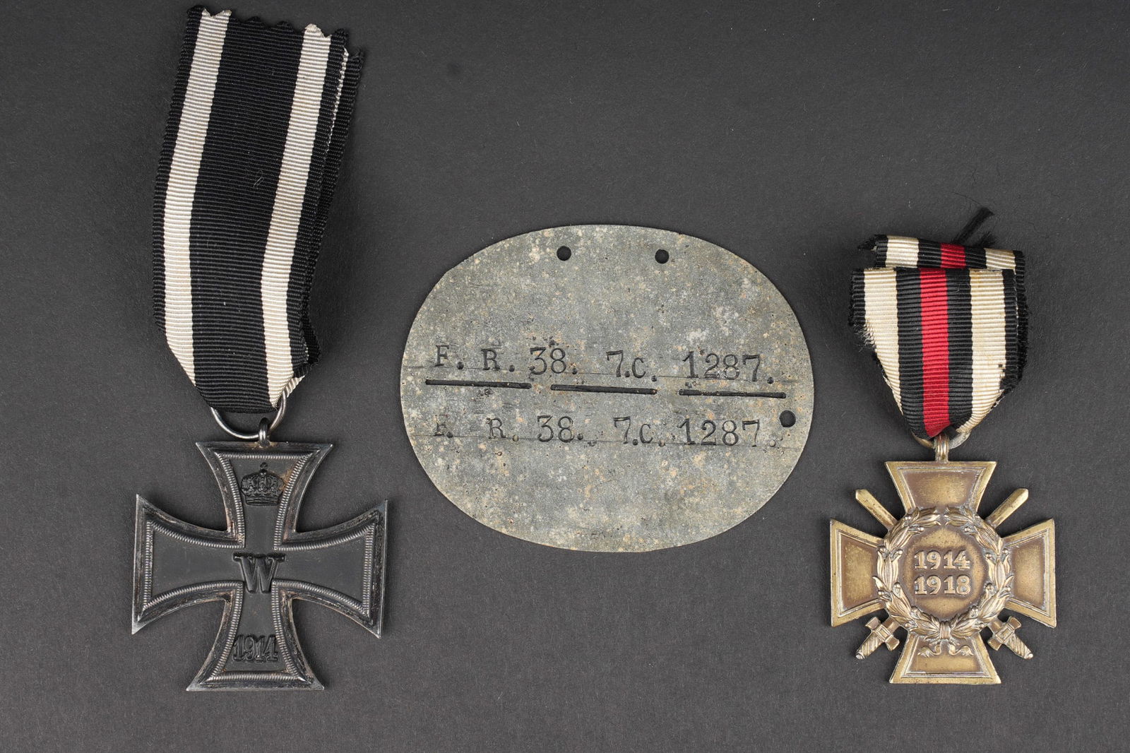 Lot Plaque d identite FR38 et medailles. Lot with identity disc FR 38 and medals: Lot Plaque d identite FR38 et medailles. Plaque d identite d un soldat du Fusilier Regiment Nr 38, une bonne croix de fer de 2nde classe en 3 parties, anneau avec poincon FR, ruban potentiellement pos