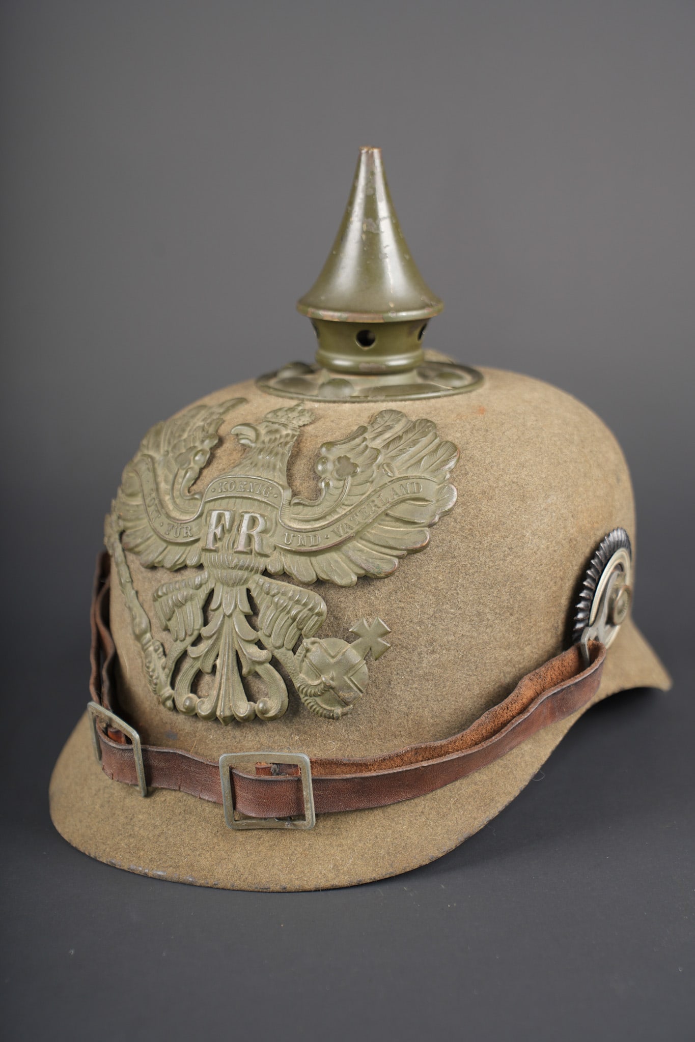 Rare casque a pointe d essai en feutre de sous-officier prussien garnitures laiton peintes feldgrau.: Rare casque a pointe d essai en feutre de sous-officier prussien garnitures laiton peintes feldgrau. Peu courant casque ersatz feutre feldgrau avec coiffe type sous-officier en cuir quadrille a dents