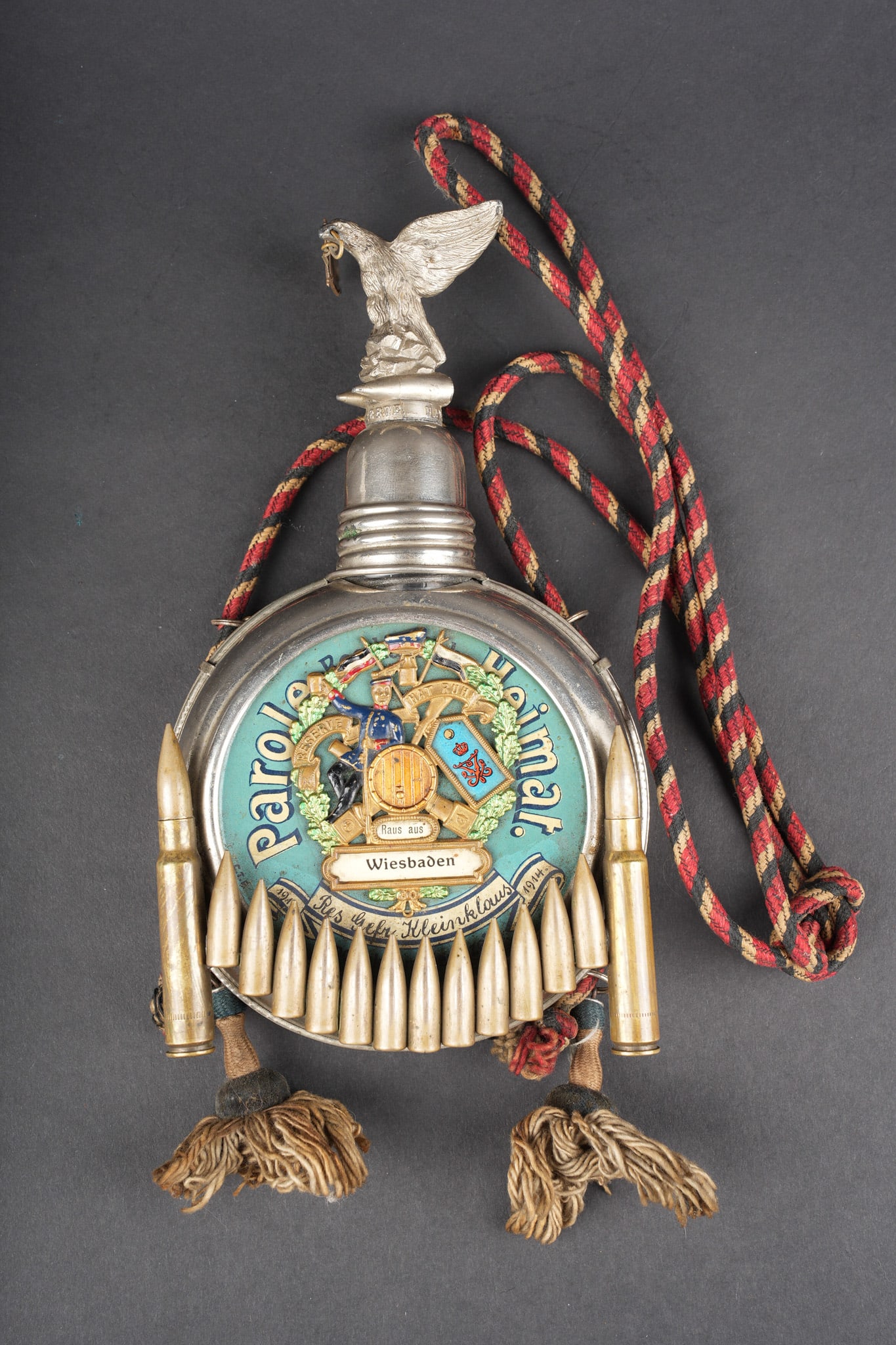 Gourde de reserviste du Fusilier Regiment Nr 80 de Wiesbaden. Reservist canteen of Fusilier Regiment: Gourde de reserviste du Fusilier Regiment Nr 80 de Wiesbaden. Gourde de reserviste en verre, fendue sur l arriere, dans sa coque en fer blanc. Joli motifs decoratifs, tres frais, avec motif de patte d