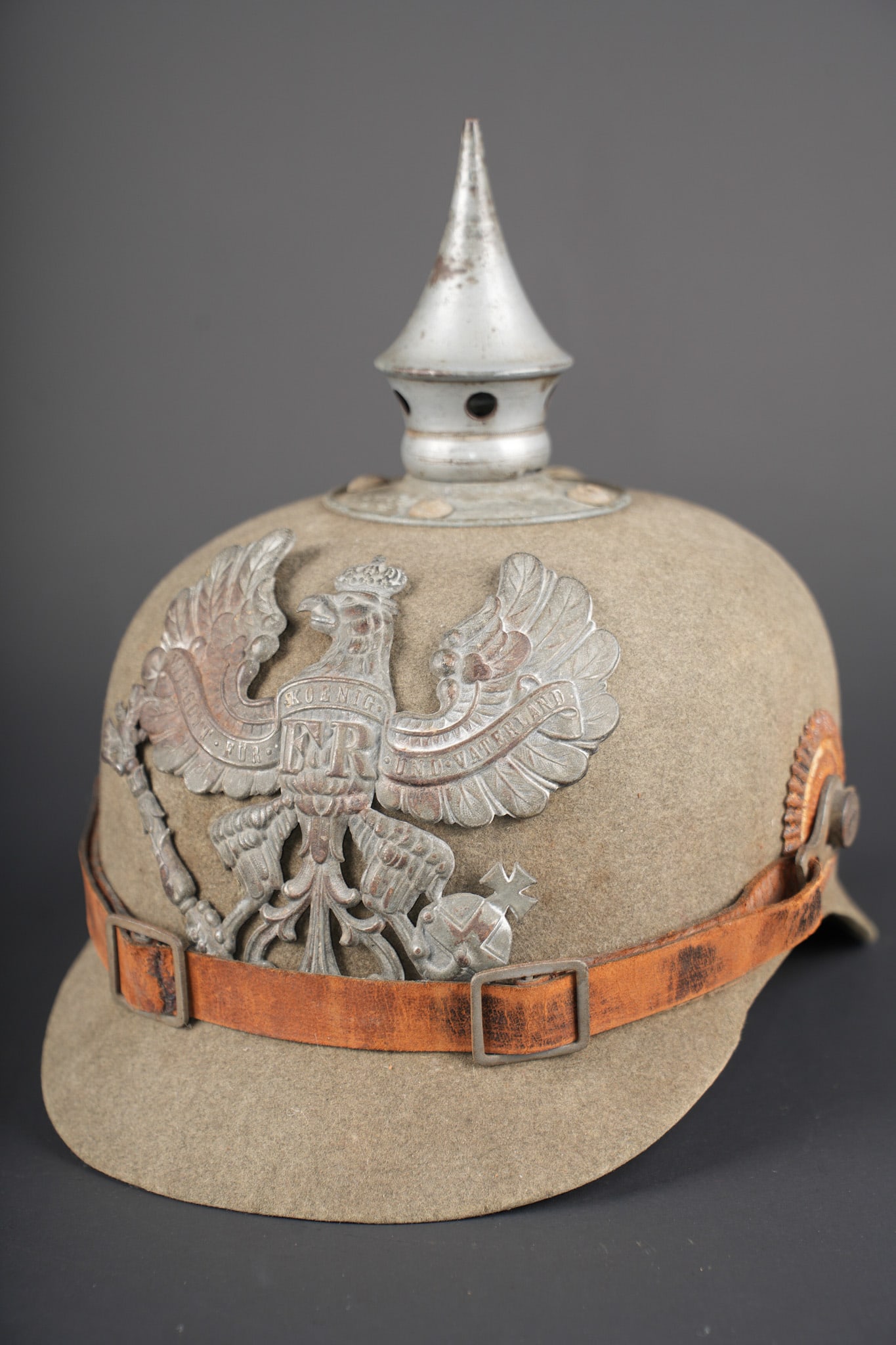 Rare casque a pointe ersatz prussien avec jonc arriere en feutre. Rare Prussian ersatz pickelhaube: Rare casque a pointe ersatz prussien avec jonc arriere en feutre. Peu courante variante ersatz de guerre avec un jonc arriere en feutre, comme la bombe. Receptionne au BA II sur la nuquiere, nominatif