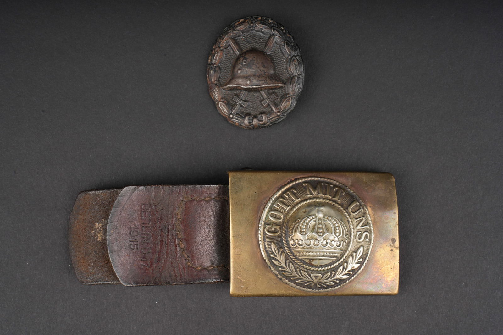 Boucle de ceinturon prussienne et insigne de blesses. Prussian belt buckle and wound badge (1 of 6)