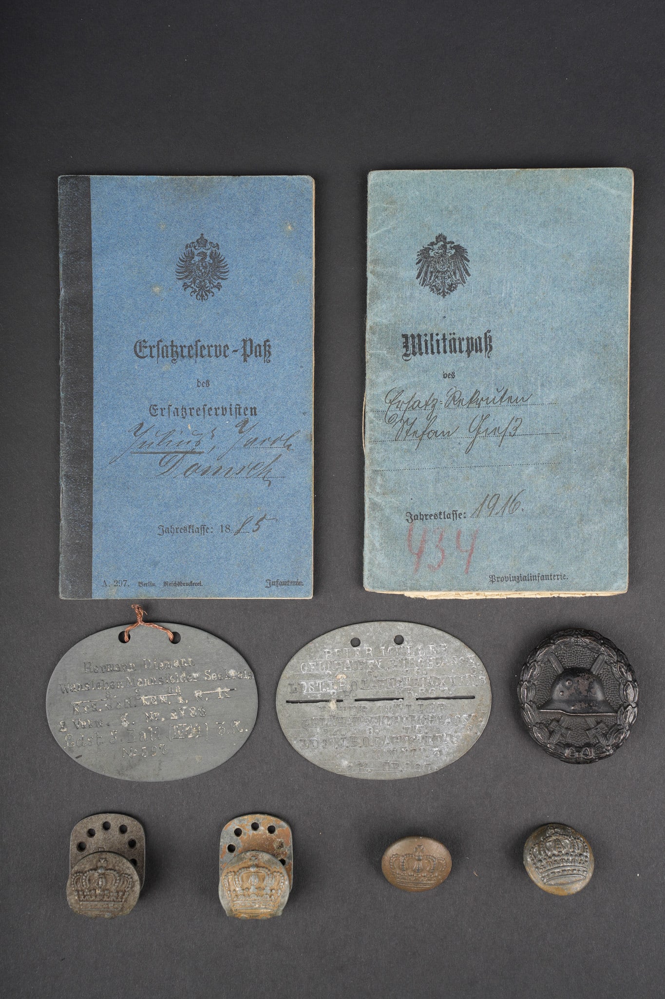 Lot plaques d identite et livrets individuels.Lot of identity discs and individual service booklets (1 of 15)