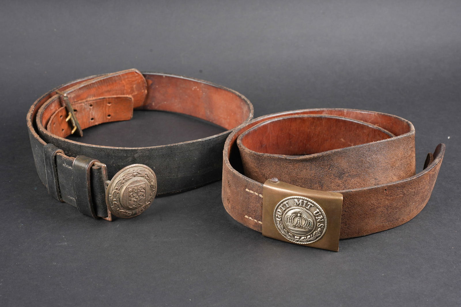 Lot ceinturon prussien M1895 en cuir retourne et Feldbinde de pompier de Hesse-Nassau. Lot with: Lot ceinturon prussien M1895 en cuir retourne et Feldbinde de pompier de Hesse-Nassau. Un ceinturon M1895 cuir marron et crochet laiton. Grande taille, environ 106 cm. Sur la face interne sont graves