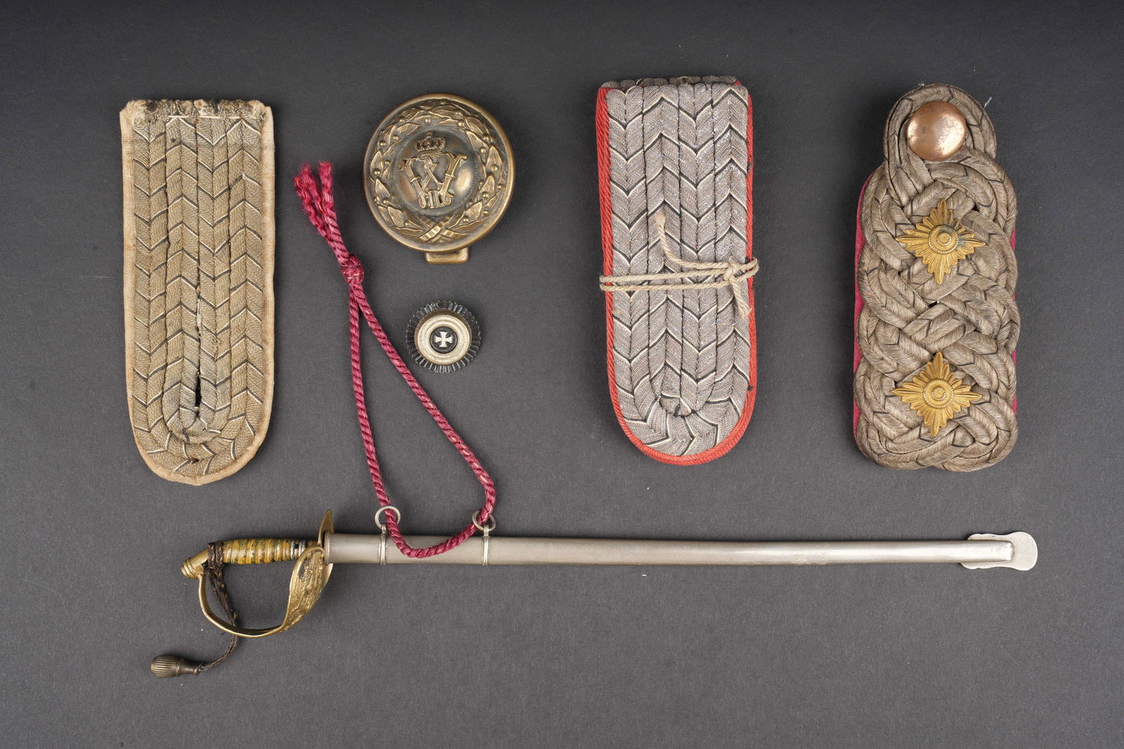 Pattes d epaule et objets d officiers allemands. German officer shoulder straps and related items (1 of 5)
