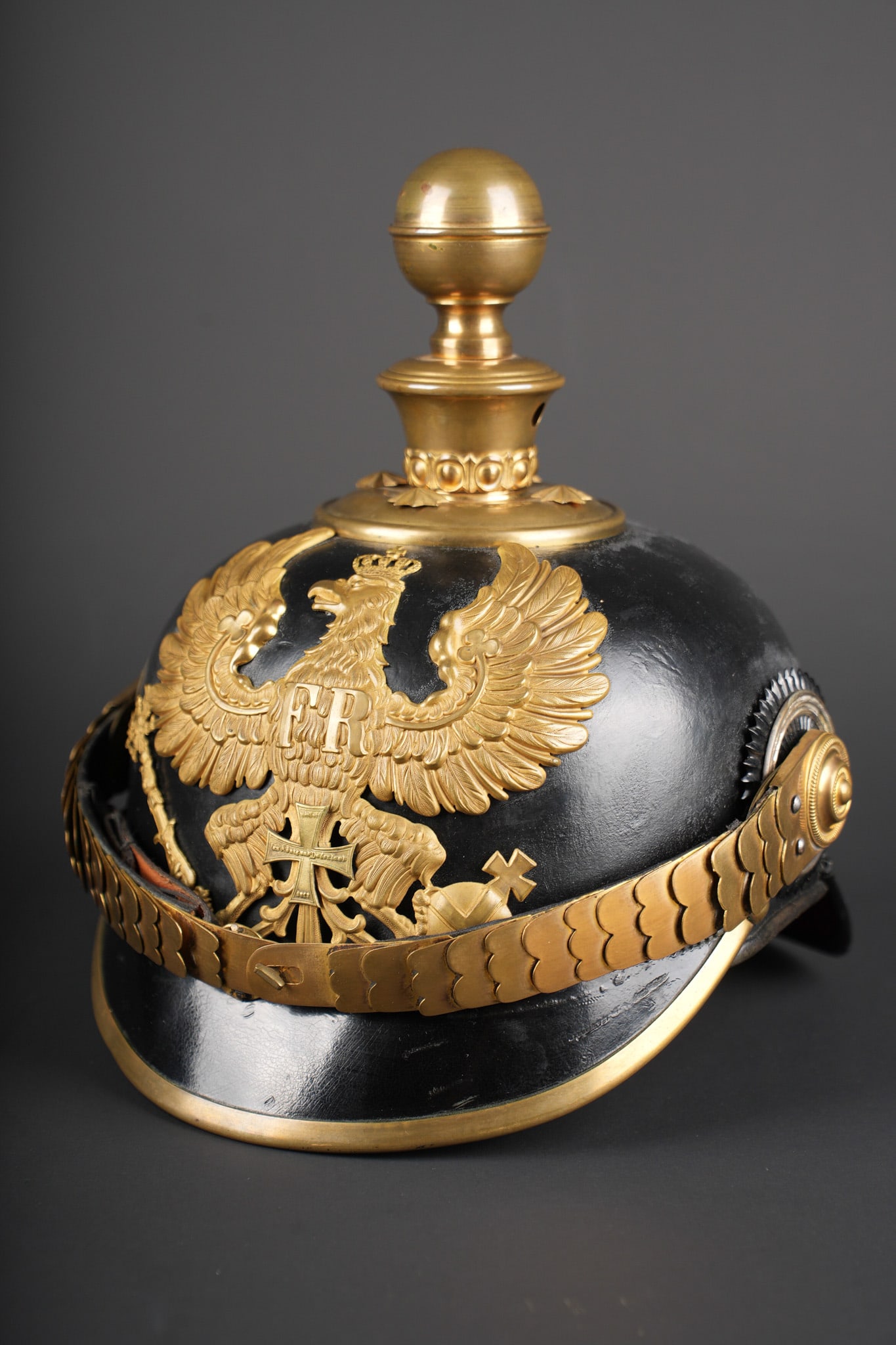 Casque a boule M1915 d officier de reserve d artillerie prussien a support de pointe amovible.: Casque a boule M1915 d officier de reserve d artillerie prussien a support de pointe amovible. Peu courant casque de fabrication de guerre d un officier d artillerie prussien. En plus de la boule devi