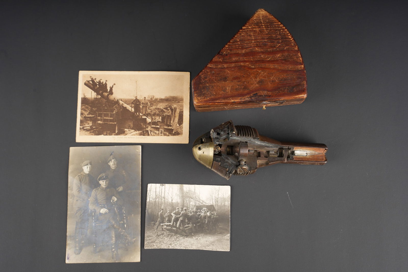 Lot d artillerie allemande imperiale. Lot of Imperial German artillery items: Lot d artillerie allemande imperiale. Comprenant un clinometre, niveau de pointage, en laiton, marque du fabricant A.G. Hahn de Cassel, dans son etui en bois garnis de velours a l interieur. Une tete