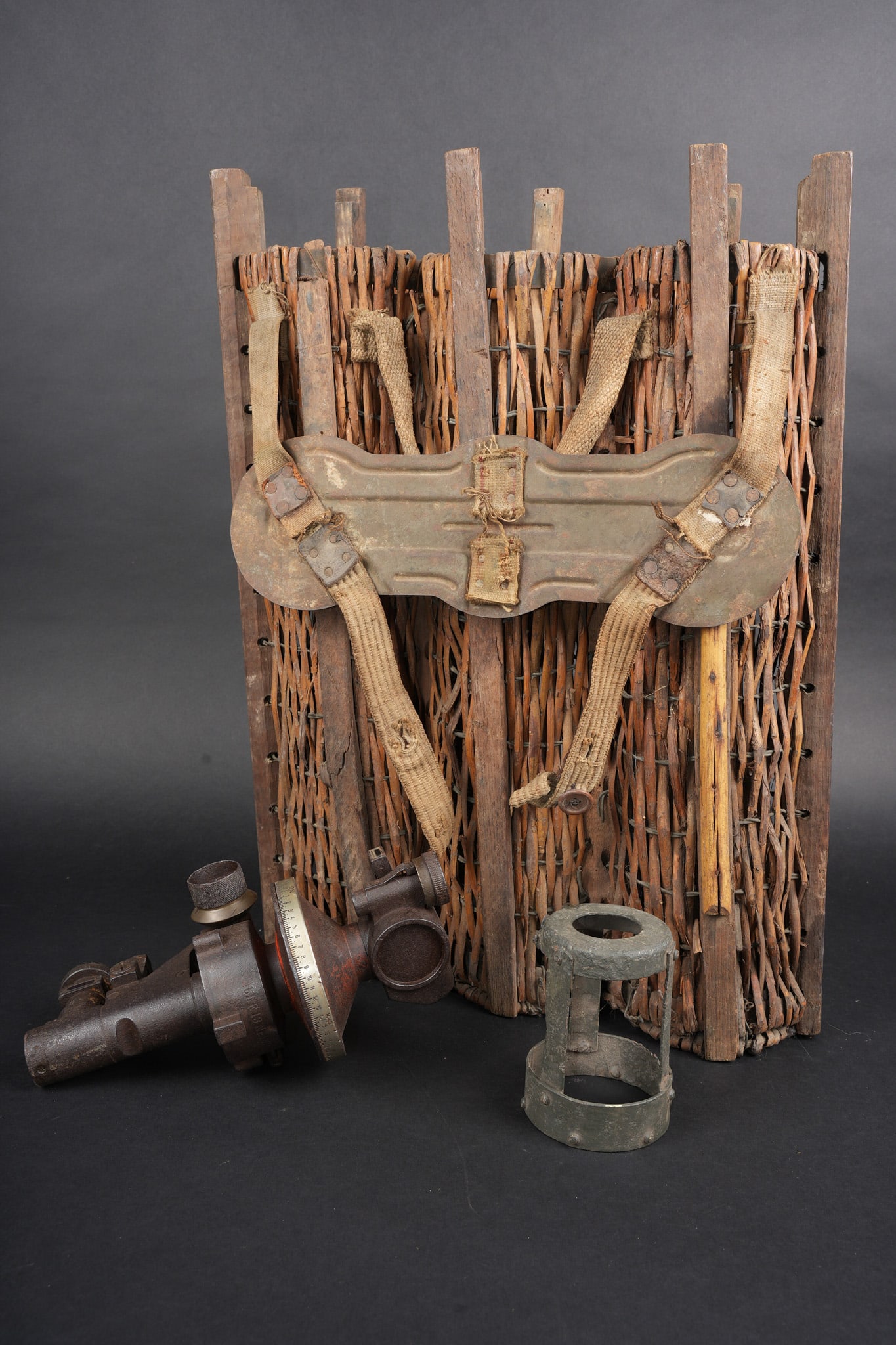 Lot artillerie allemande ww1 panier obus et visee. Lot of Imperial German WWI artillery items: Lot artillerie allemande ww1 panier obus et visee. Un panier en osier pour 3 coups, avec son couvercle metal peint feldgrau, ses sangles. Usure d usage. Une visee Rundblick Fernrohr 13, optique sale,
