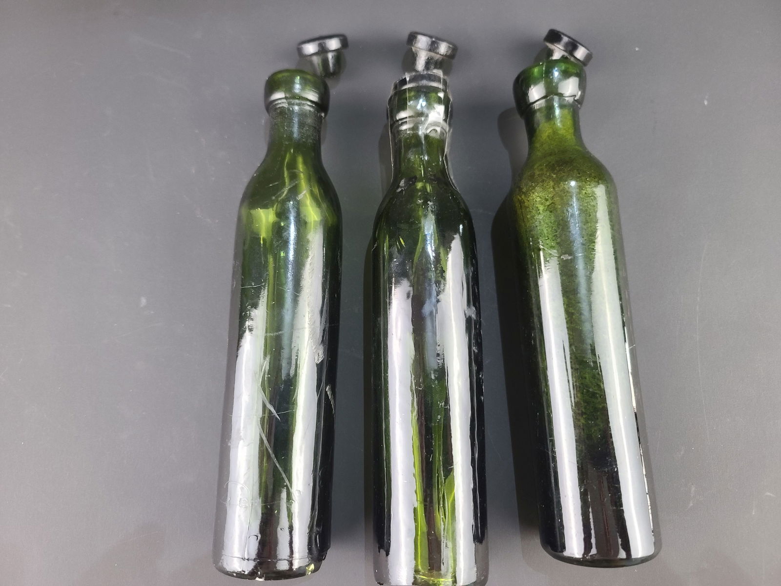 Lot de 3 flacons en verre pour obus a gaz allemands. Lot of three German glass flasks for gas shells (1 of 2)