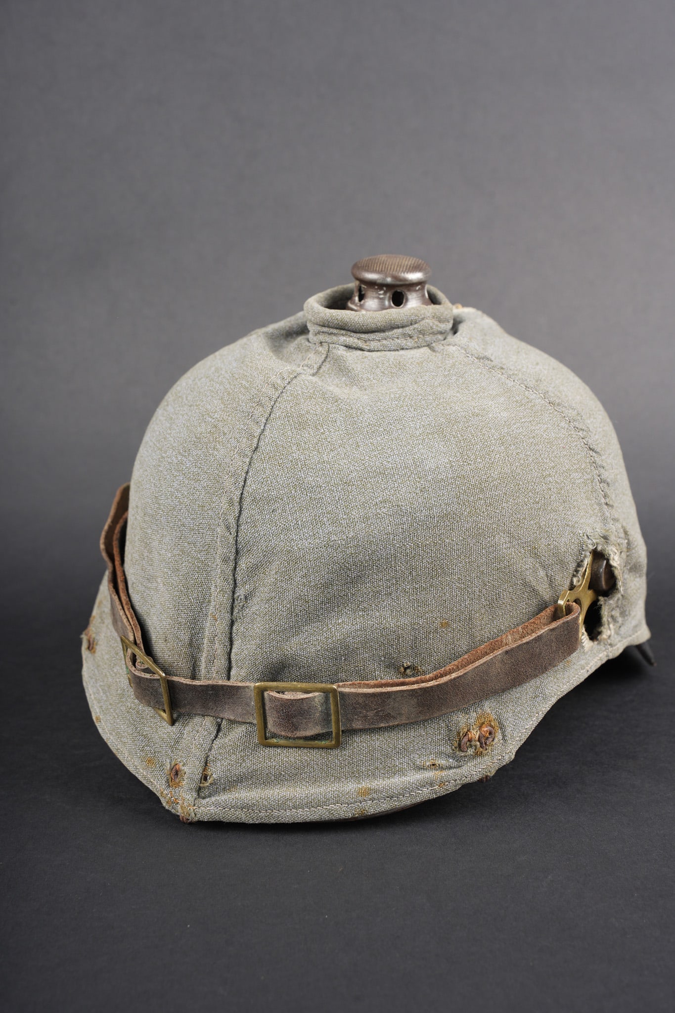 Casque a pointe prussien M1915 avec couvre casque. Prussian M1915 pickelhaube with helmet cover: Casque a pointe prussien M1915 avec couvre casque. Belle bombe en cuir noirci, bien marquee fabricant, date 1915 et reception au BA VI ou VII, trous de fixation de plaque elargis. Plaque a l aigle pru