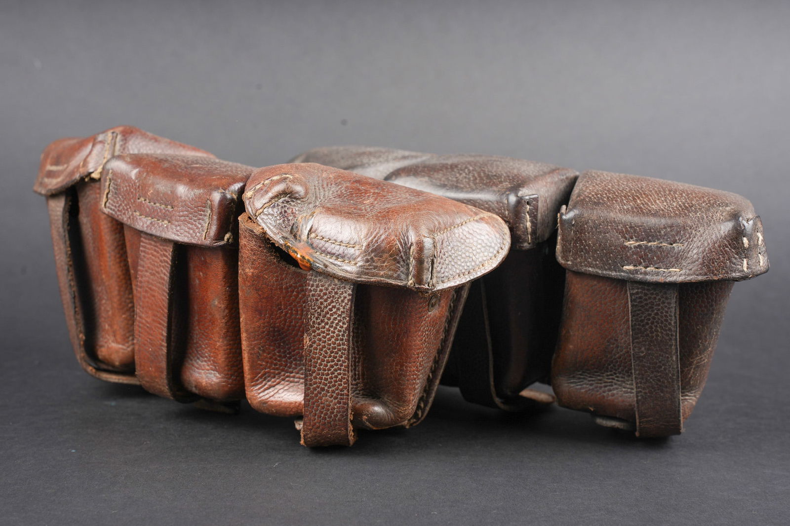 Lot de 2 cartouchieres allemandes dont 101e regiment saxon. Lot of two German ammunition pouches,: Lot de 2 cartouchieres allemandes dont 101e regiment saxon. Deux cartouchieres modele 1909 d infanterie en cuir grenele marron. L une d un fabricant de Dresden datee 1915 au dos, regimentee sous le ra