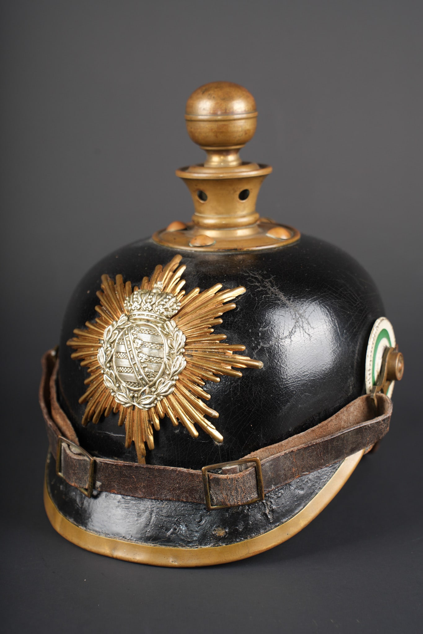 Casque a boule M1895 troupe du 12e artilleur a pied saxon. M1895 enlisted Saxon foot artillery: Casque a boule M1895 troupe du 12e artilleur a pied saxon. Tres beau casque, intouche, bien marque 12.A.F. 1906 sous la nuquiere, ainsi qu un tampon de reception B.A. XII 04 peu lisible mais bien pres